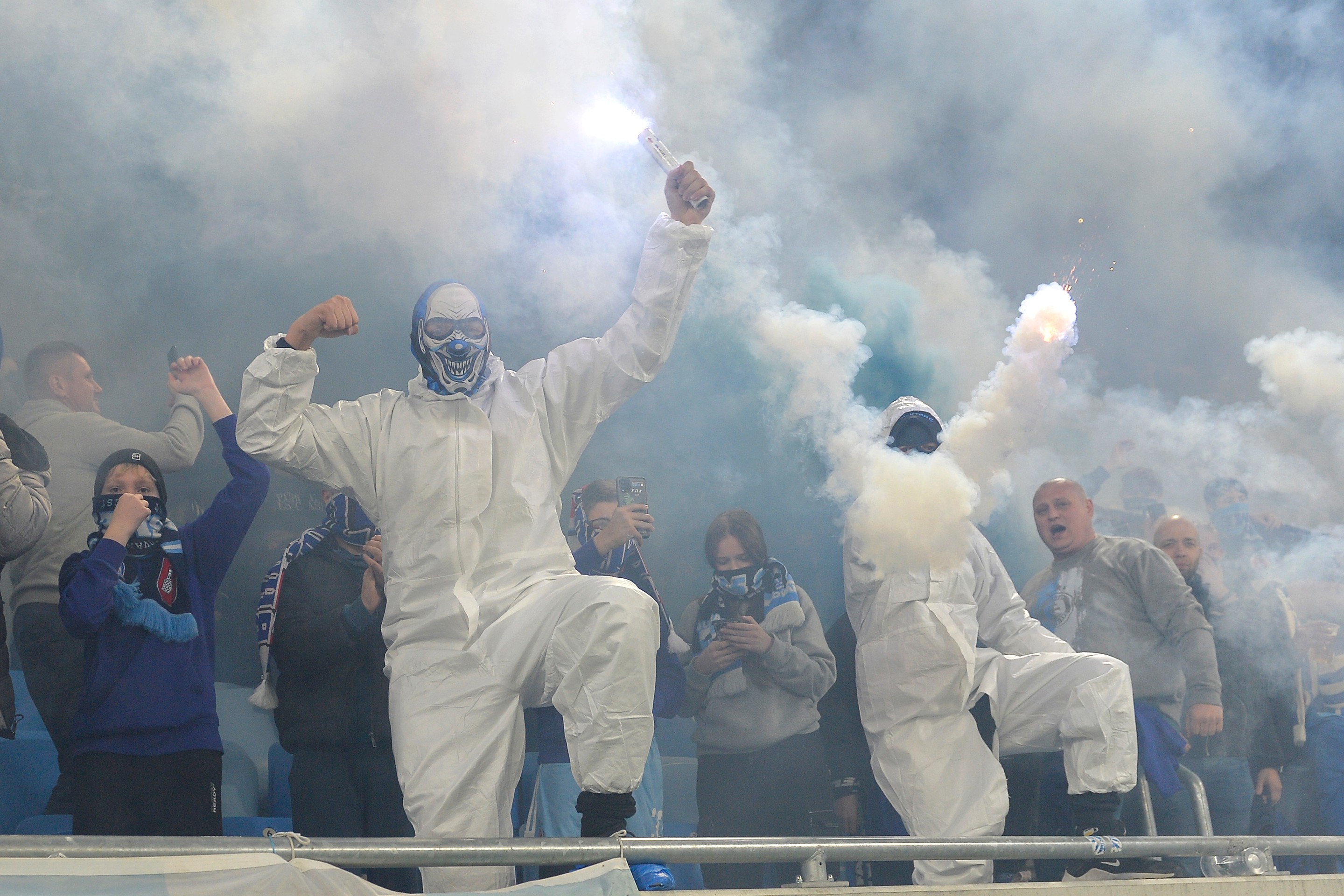 Fanúšikovia Slovana s dymovnicami v zápase 7. kola skupiny o titul futbalovej Fortuna ligy proti Trnave.