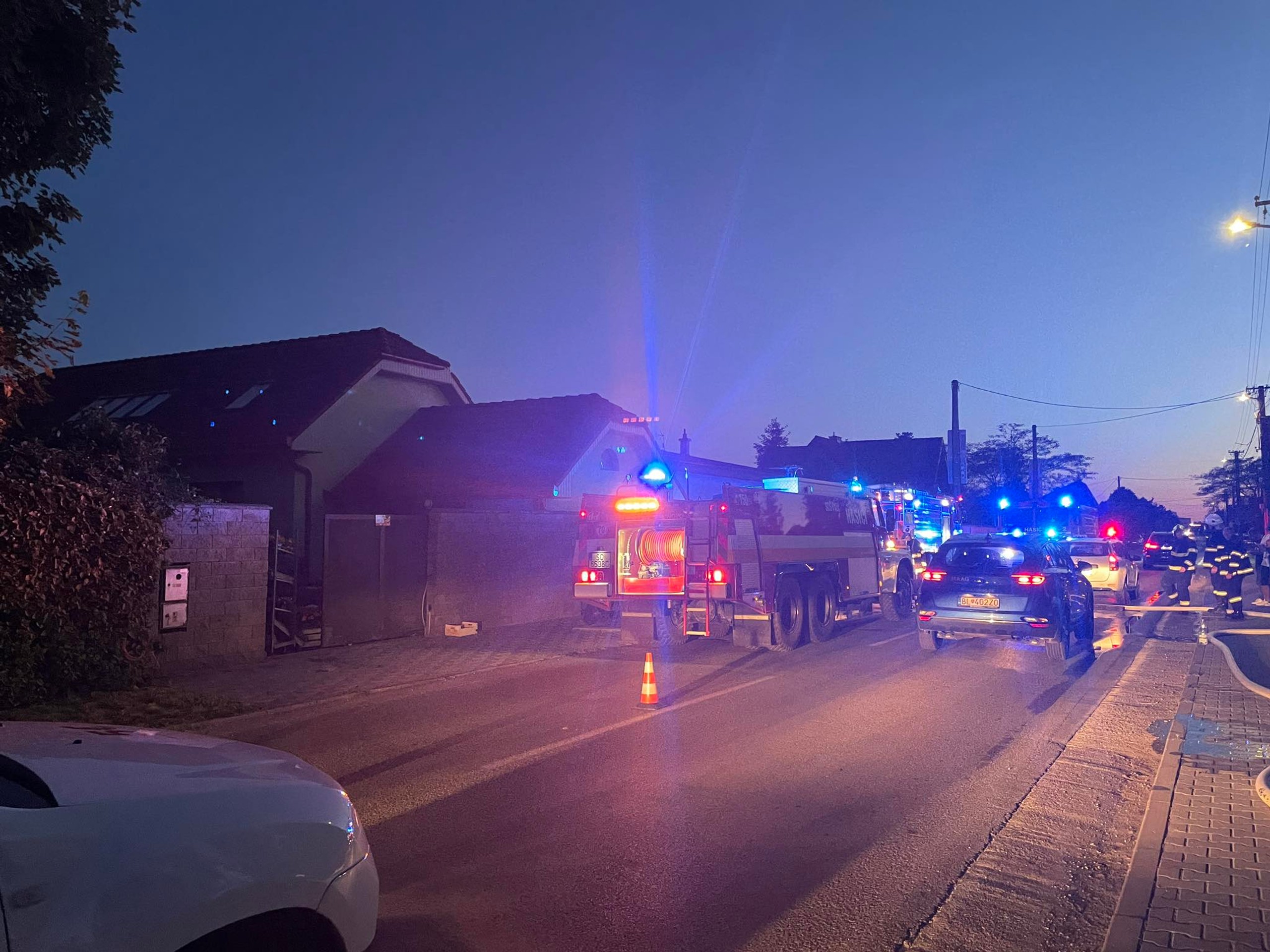 Záchranné zložky na mieste udalosti.