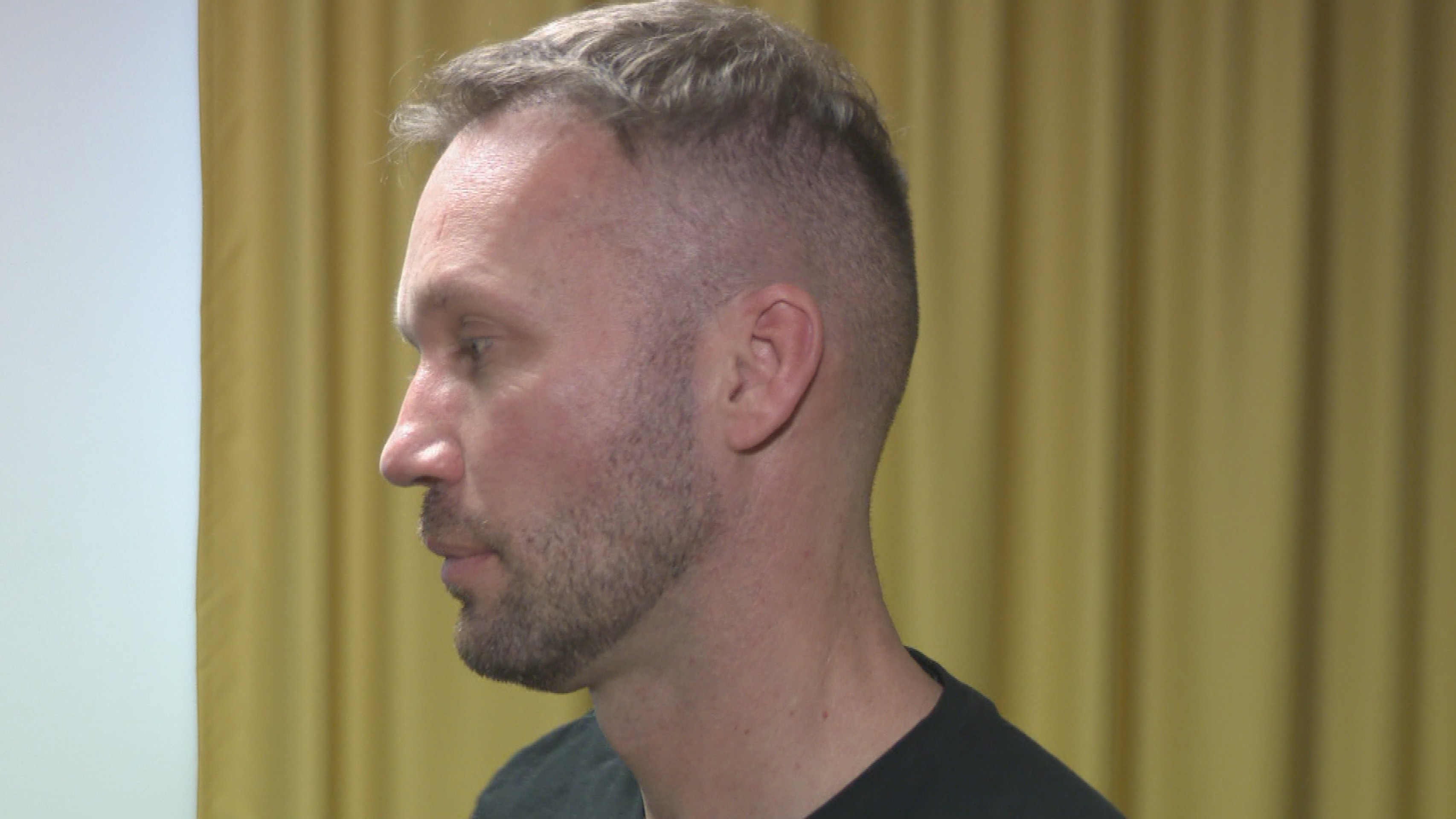 Takto vyzerá Roman z profilu dnes.