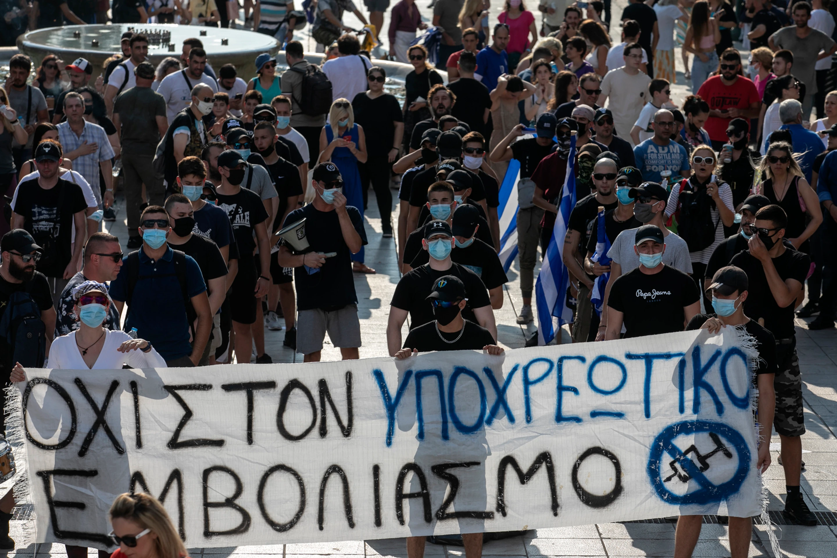 Tisícky Grékov protestovali proti plánom na zavedenie povinného očkovania