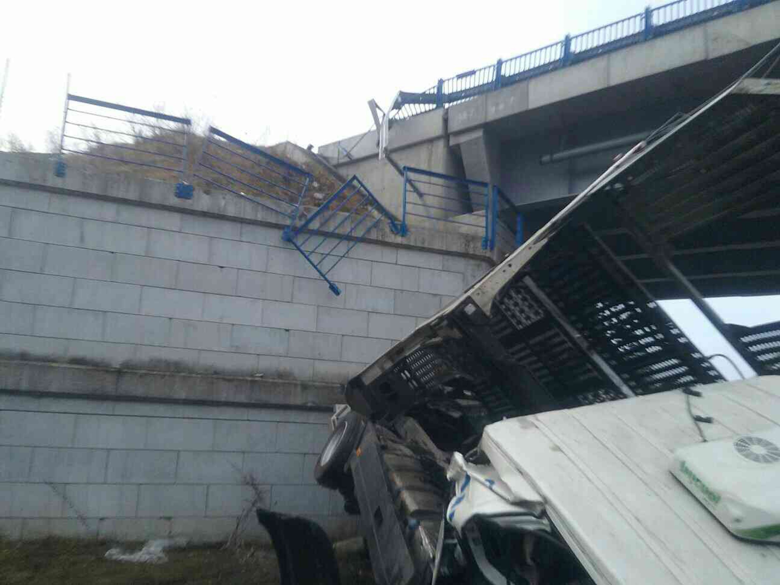 Kamiónn spadol z mosta.