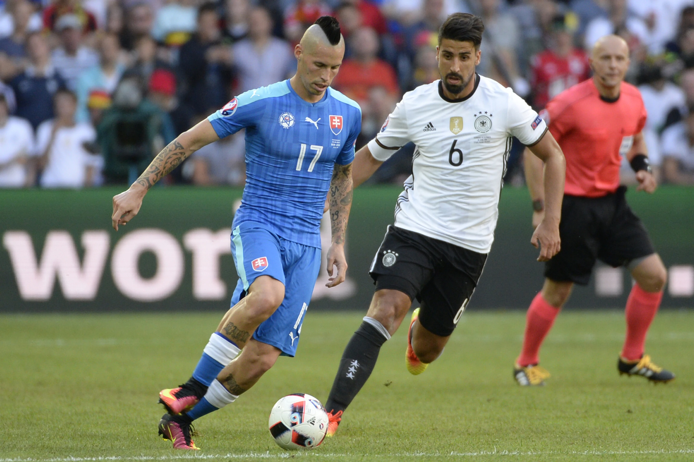 Marek Hamšík (v modrom) proti Nemcovi Samimu Khedirovi na ME.