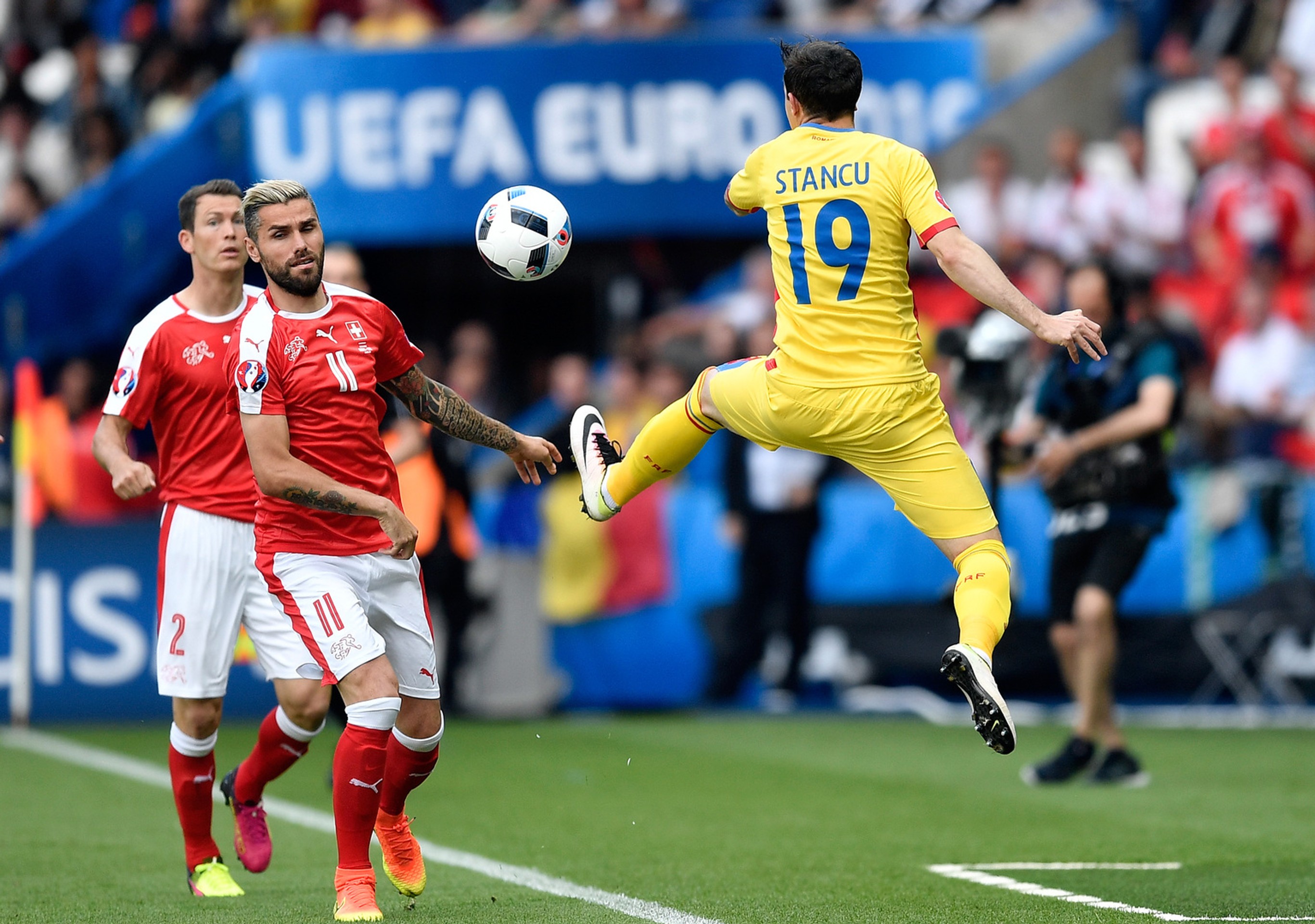 Rumun Bogdan Stancu (vpravo) a Švajčiar Valon Behrami bojujú o loptu na ME vo Francúzsku.