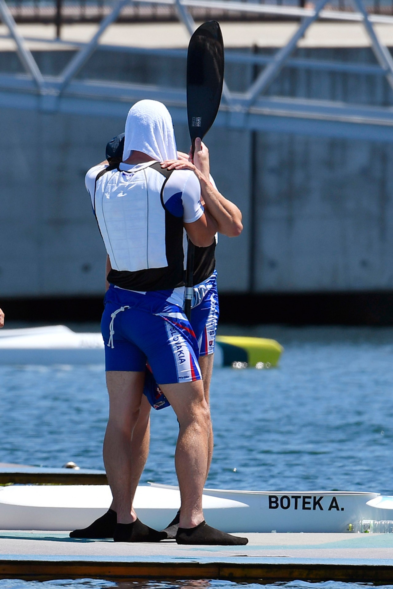 Smutní Samuel Baláž a Adam Botek po semifinálovej jazde na 1000 metrov v K2 v Tokiu.