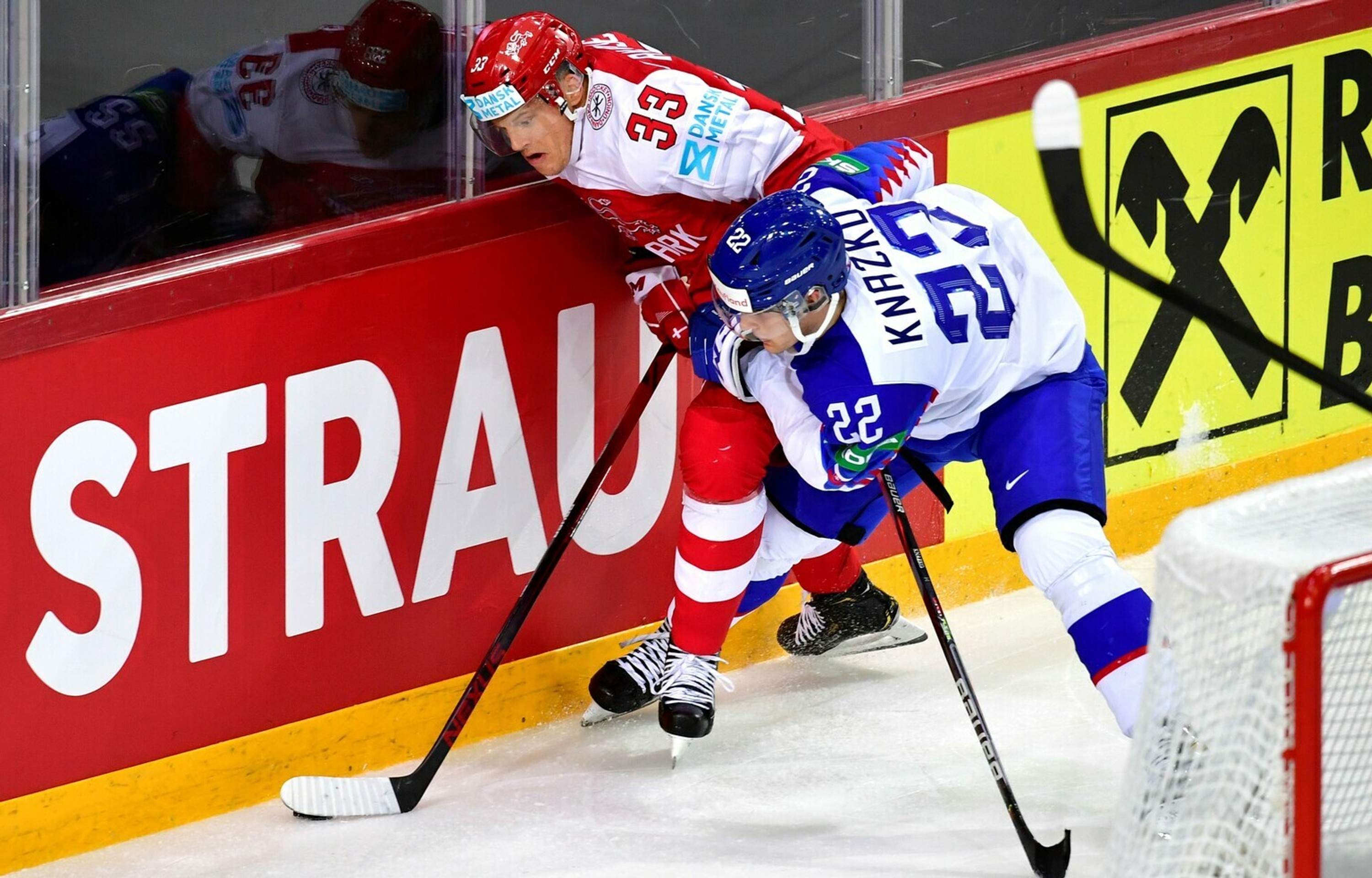 Na snímke vľavo hokejista Peter Cehlárik (Slovensko) sa teší z gólu.