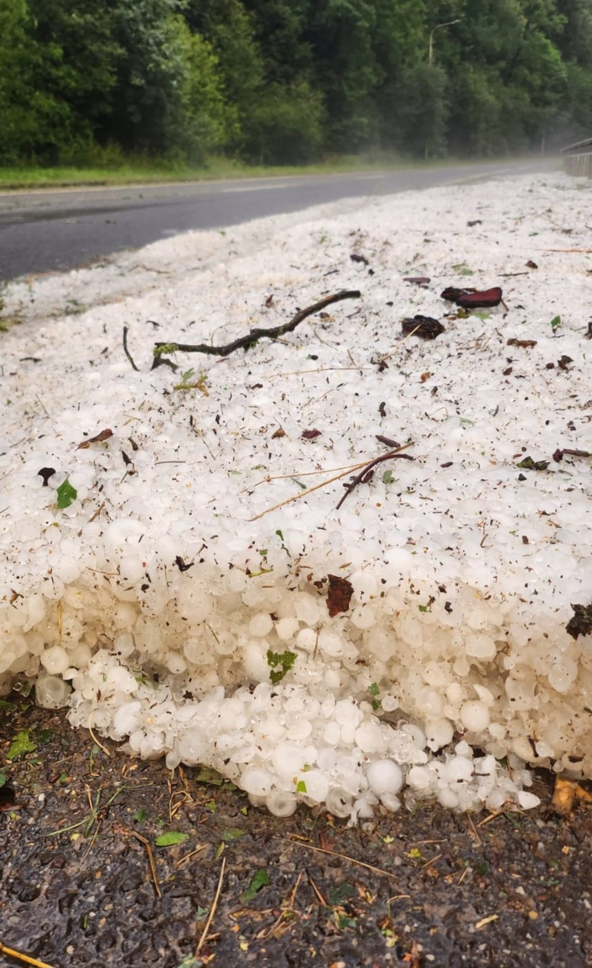 Odhrnuté krúpy z cesty.