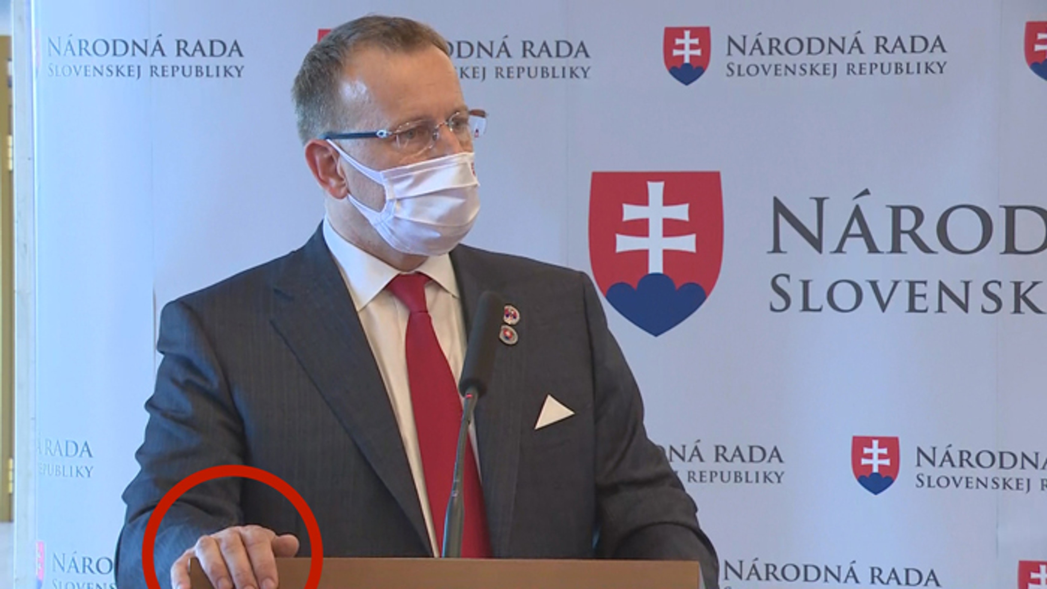 Gestá Borisa Kollár pri vysvetľovaní kauzy jeho diplomovej práce.