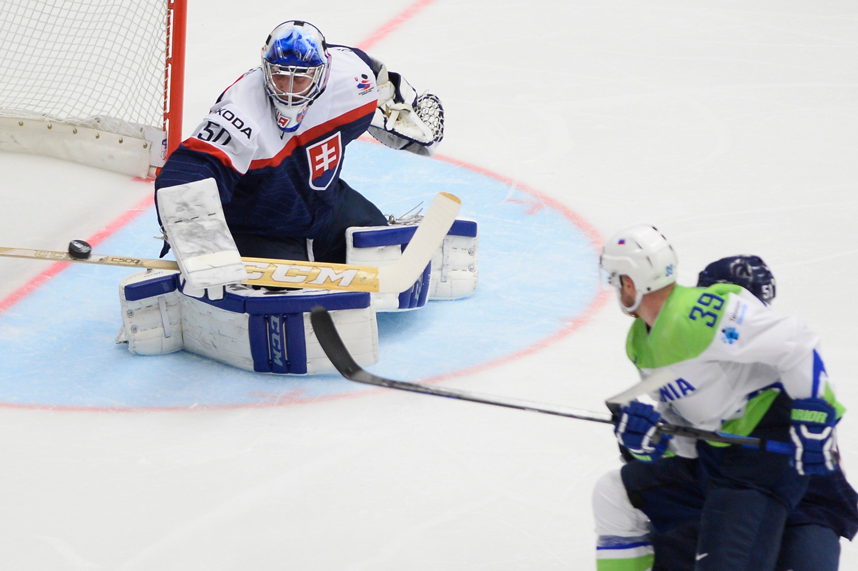 Jan Muršak sa pokúša prekonať Jána Laca.