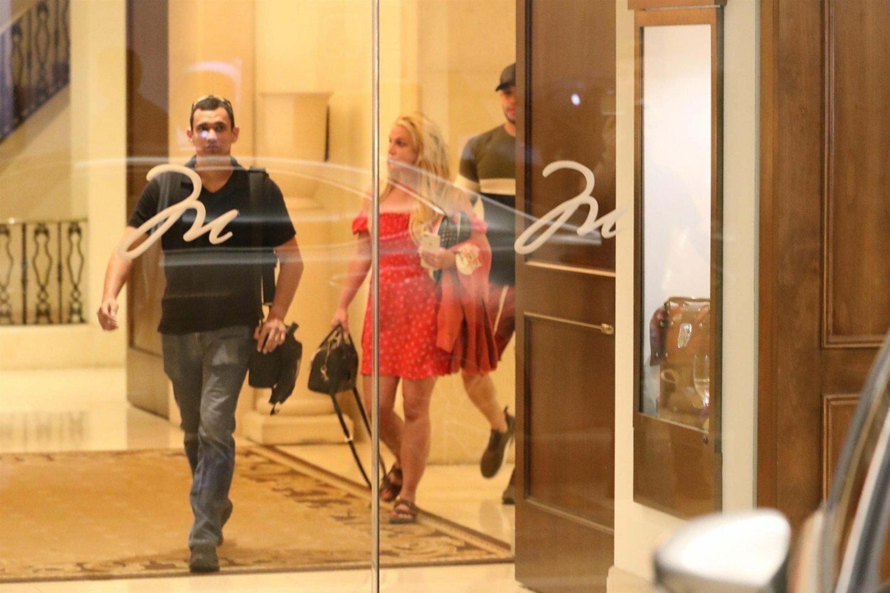 Britney Spears opúšťa hotel v Beverly Hills v sprievode jej priateľa Sama Asghariho