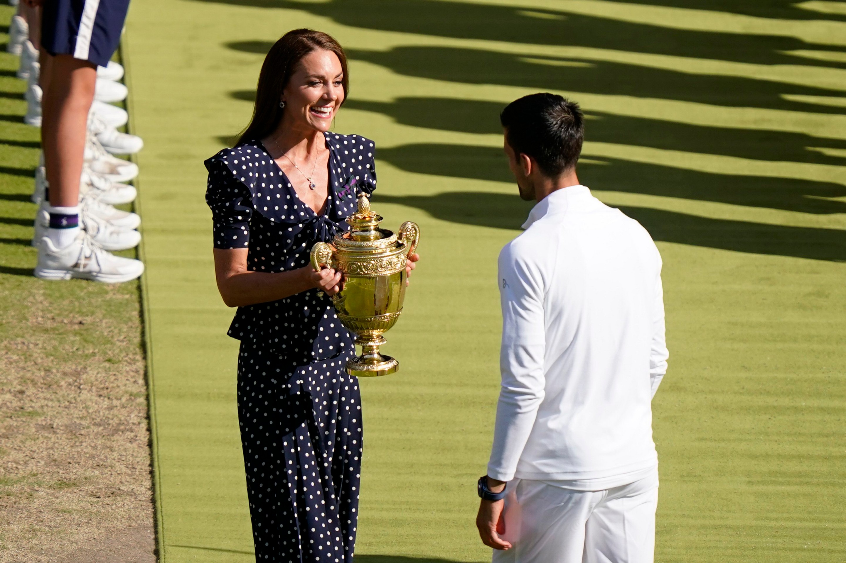 Kate, vojvodkyňa z Cambridgeu odovzdáva srbskému tenistovi Novakovi Djokovičovi trofej po jeho výhre vo finále Wimbledonu.