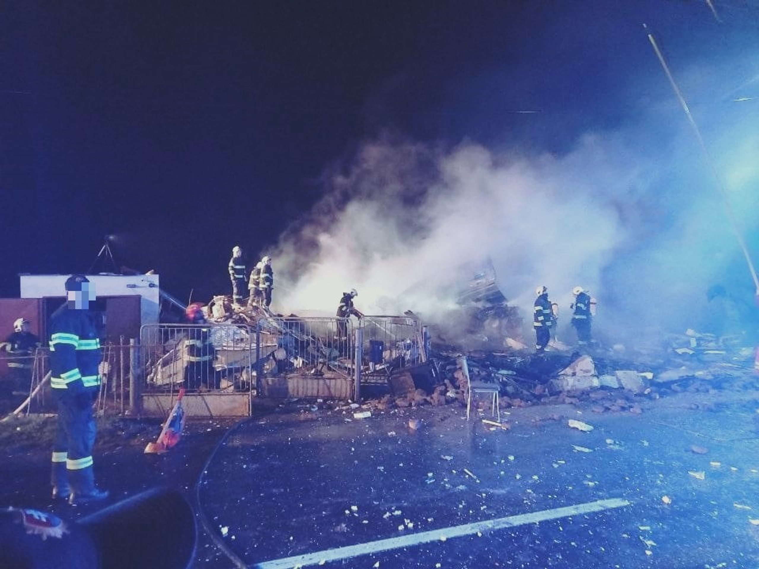 Dom zrovnalo so zemou.