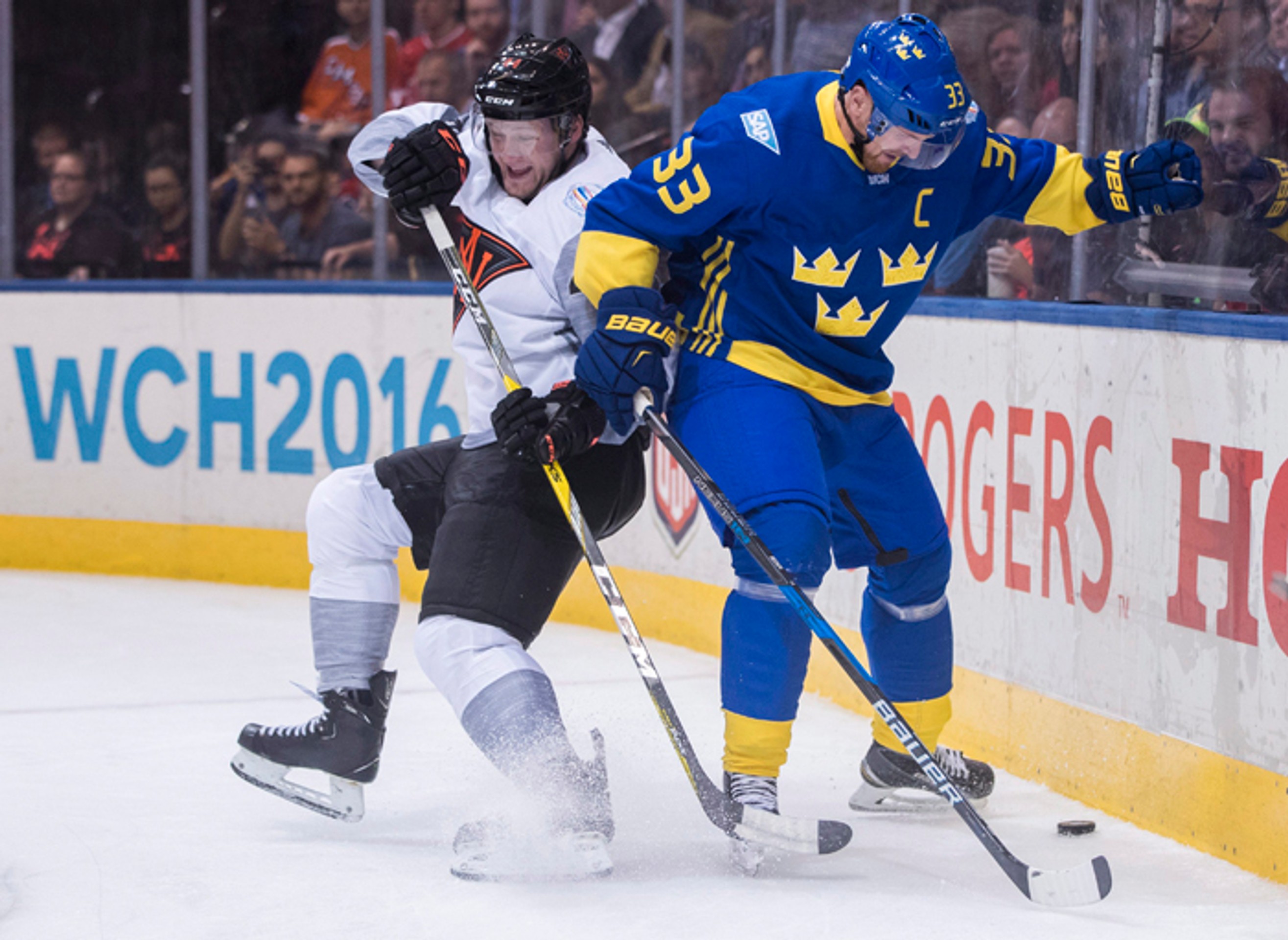 Morgan Rielly (Tím Severná Amerika) a Henrik Sedin (Švédsko).