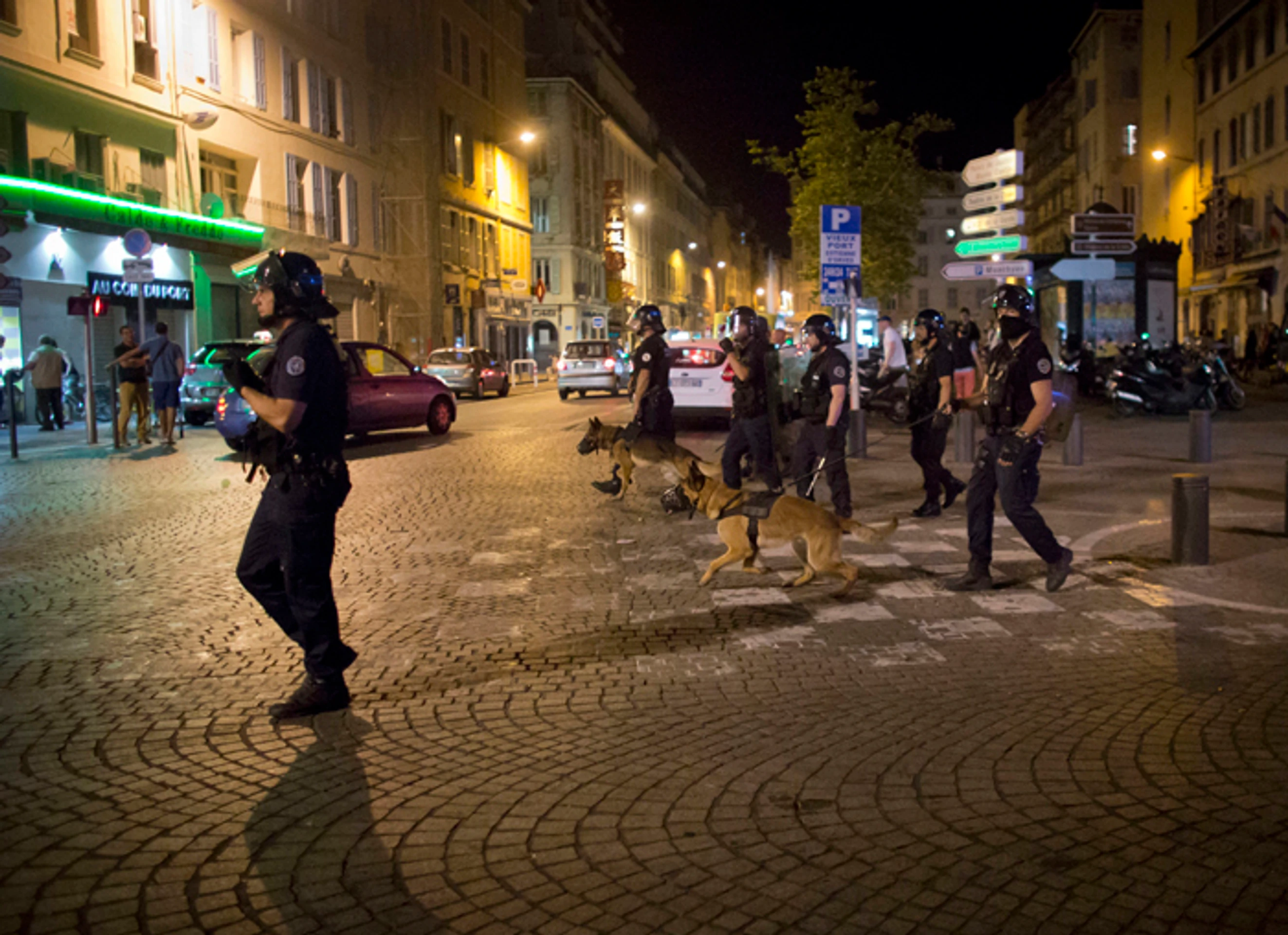Policajti počas zásahu voči anglickým fanúšikom v Marseille.