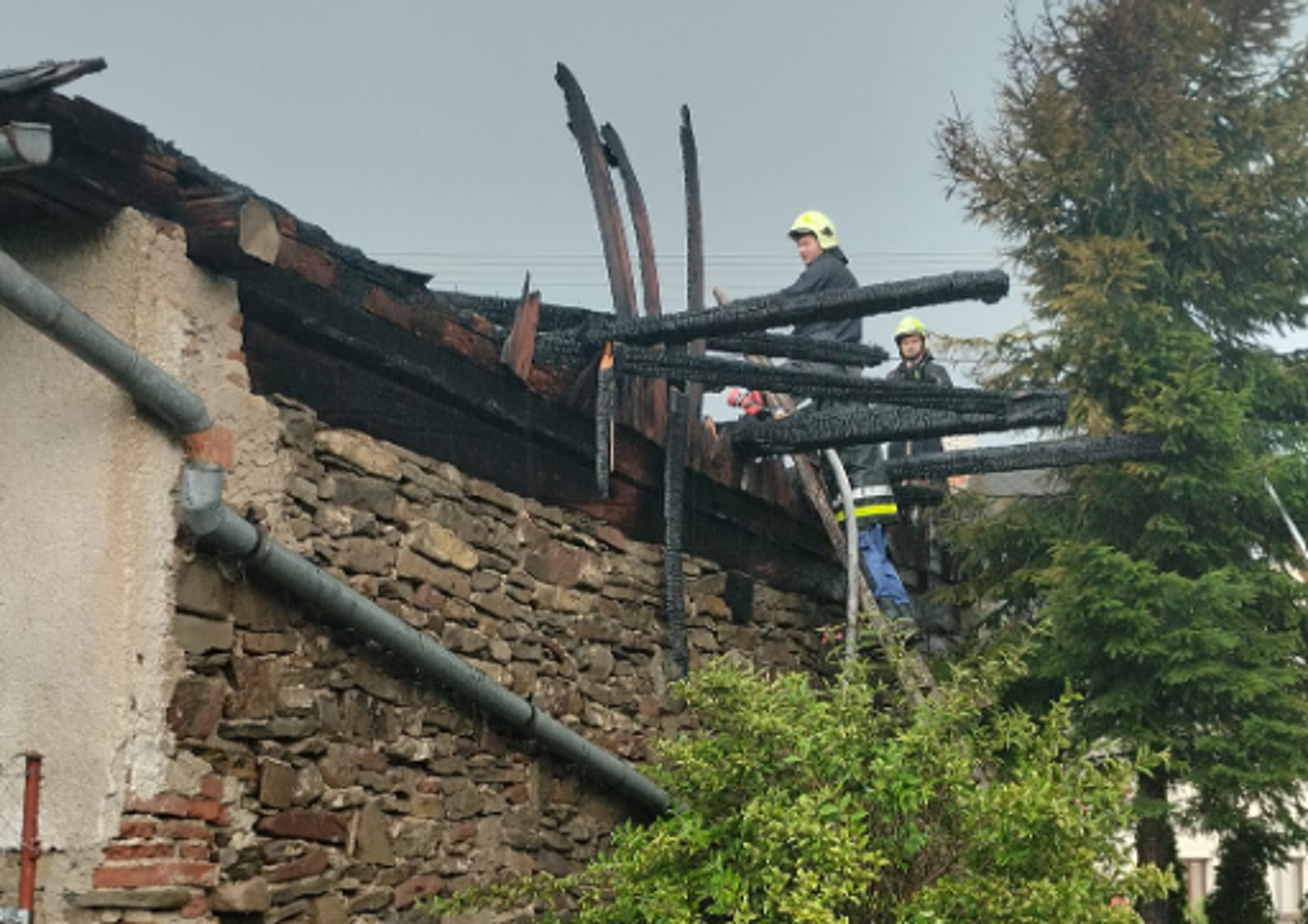 Po zásahu bleskom horela v obci Brezovička stodola.