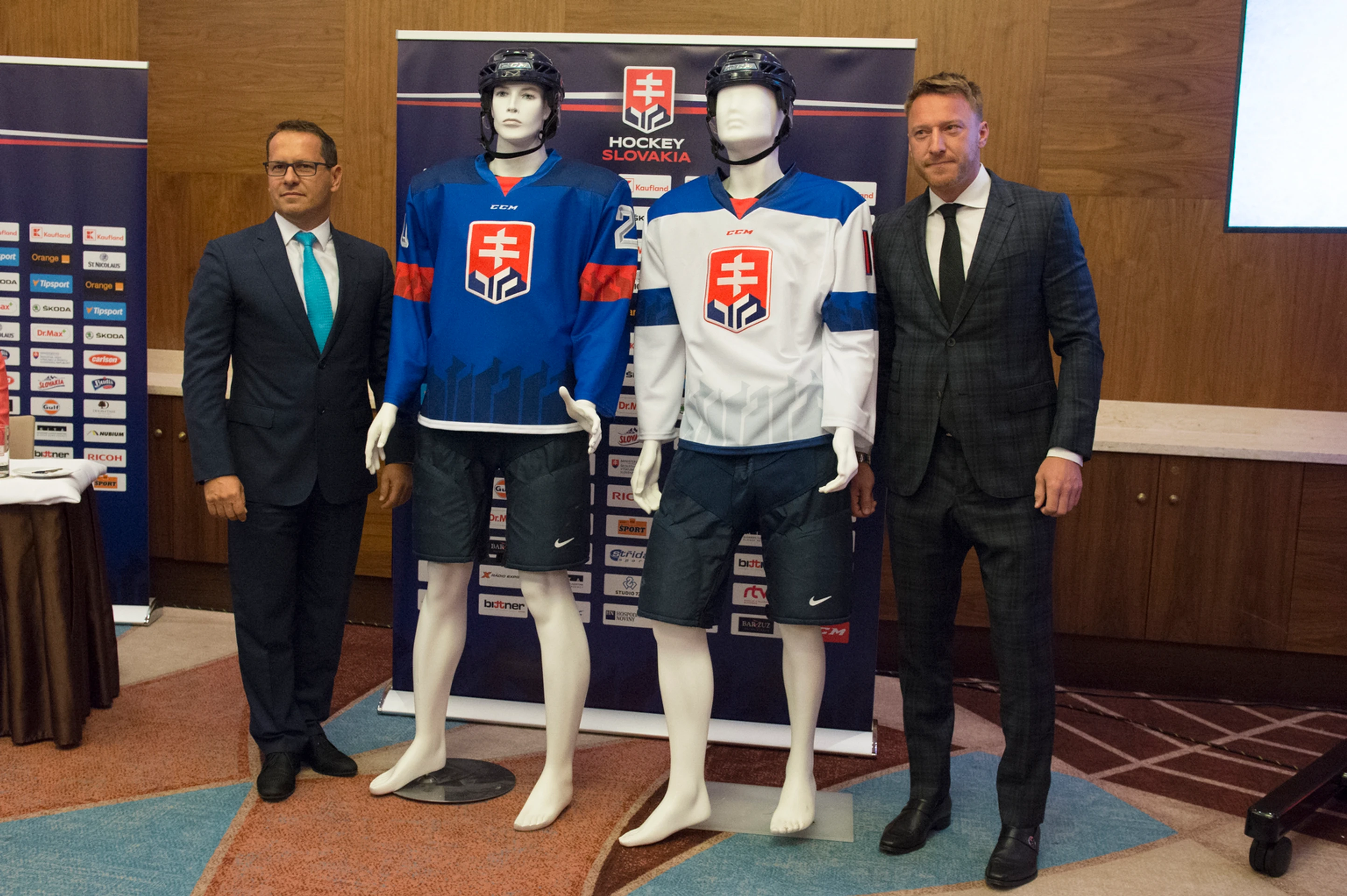 Šéf SZĽH Martin Kohút a Marián Hossa predstavili nové dresy.