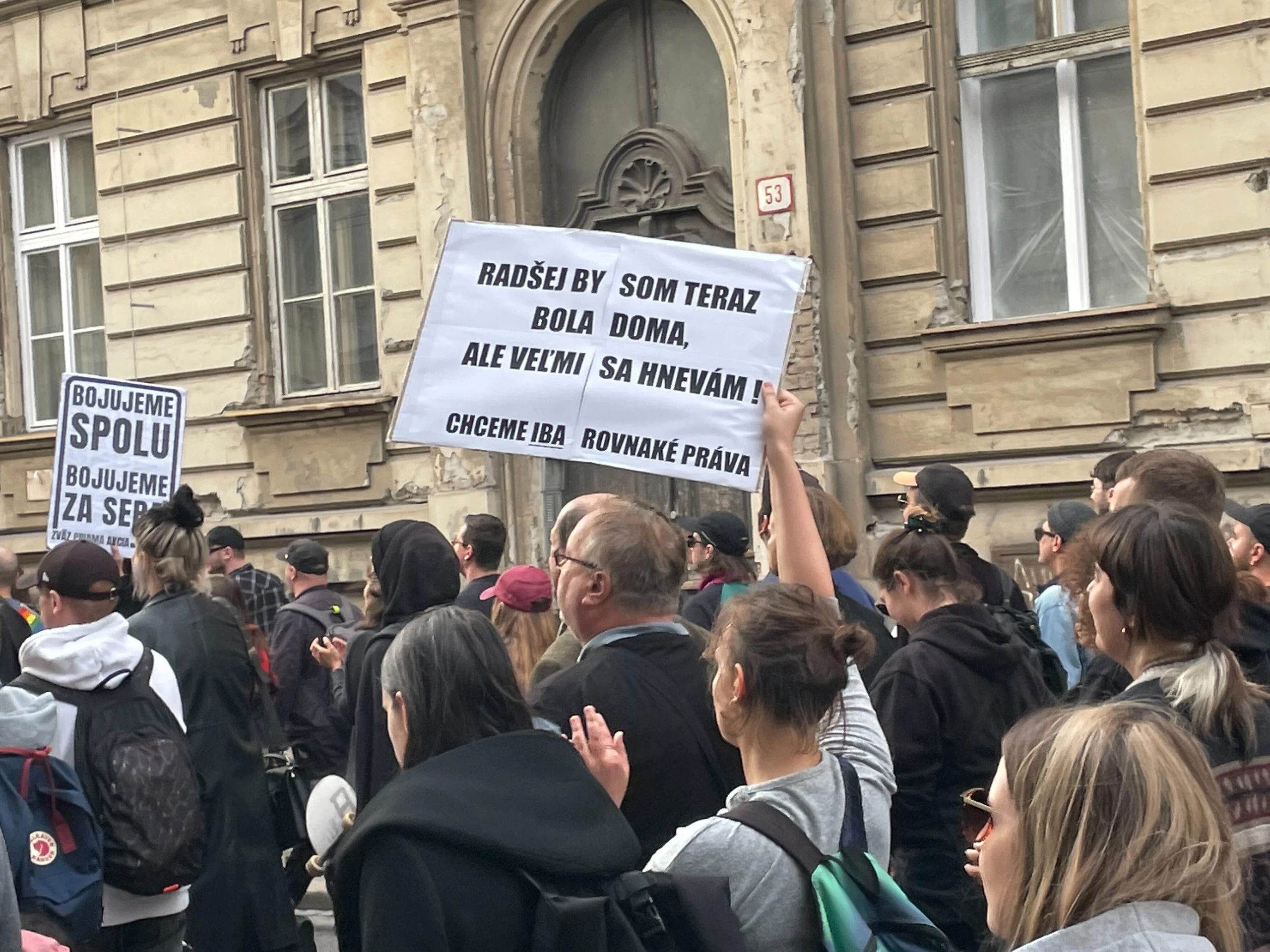 Pochod Zostávame v uliciach.