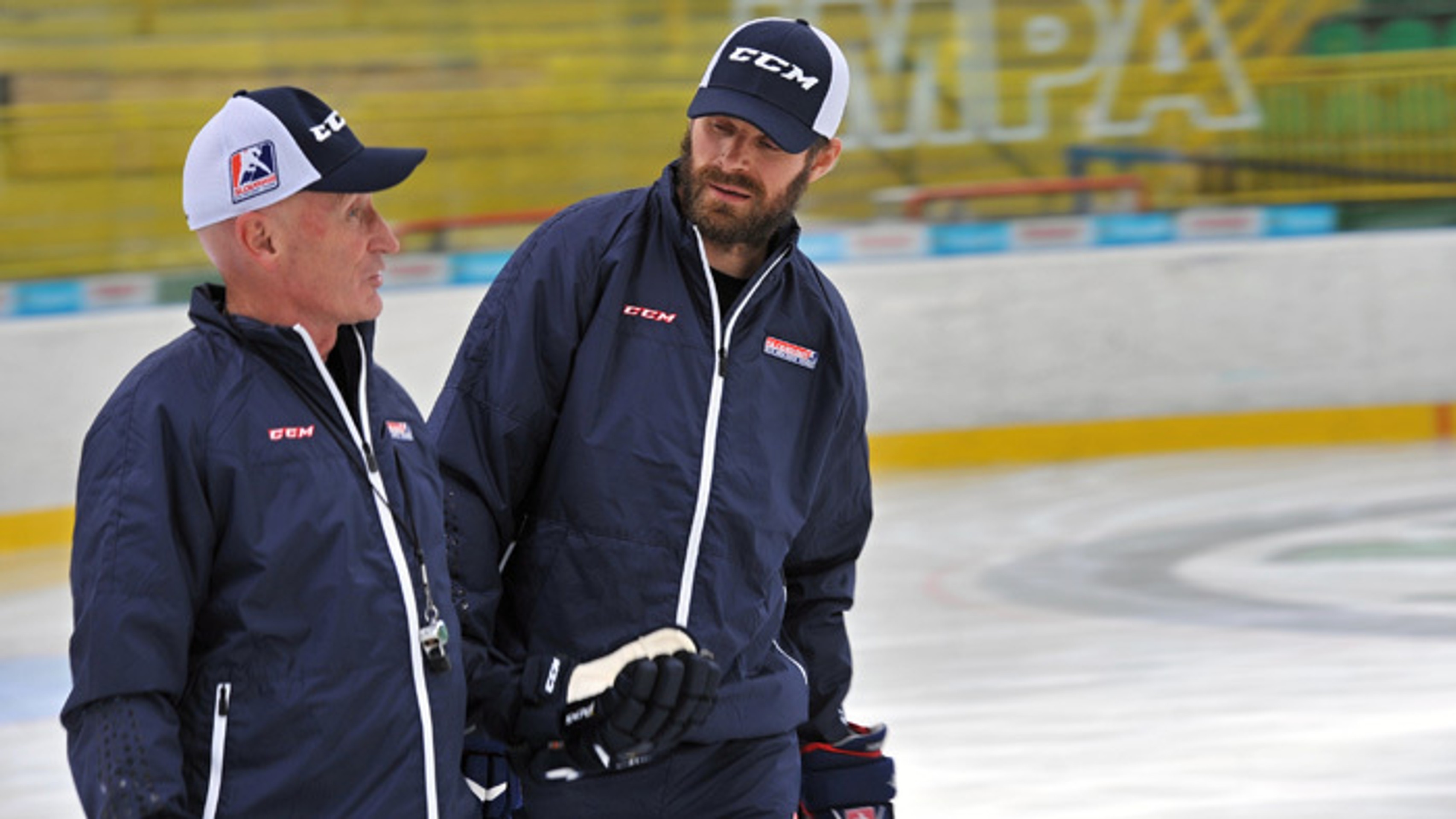 Tréner hokejovej reprezentácie Craig Ramsay (vľavo) a Michal Handzuš.