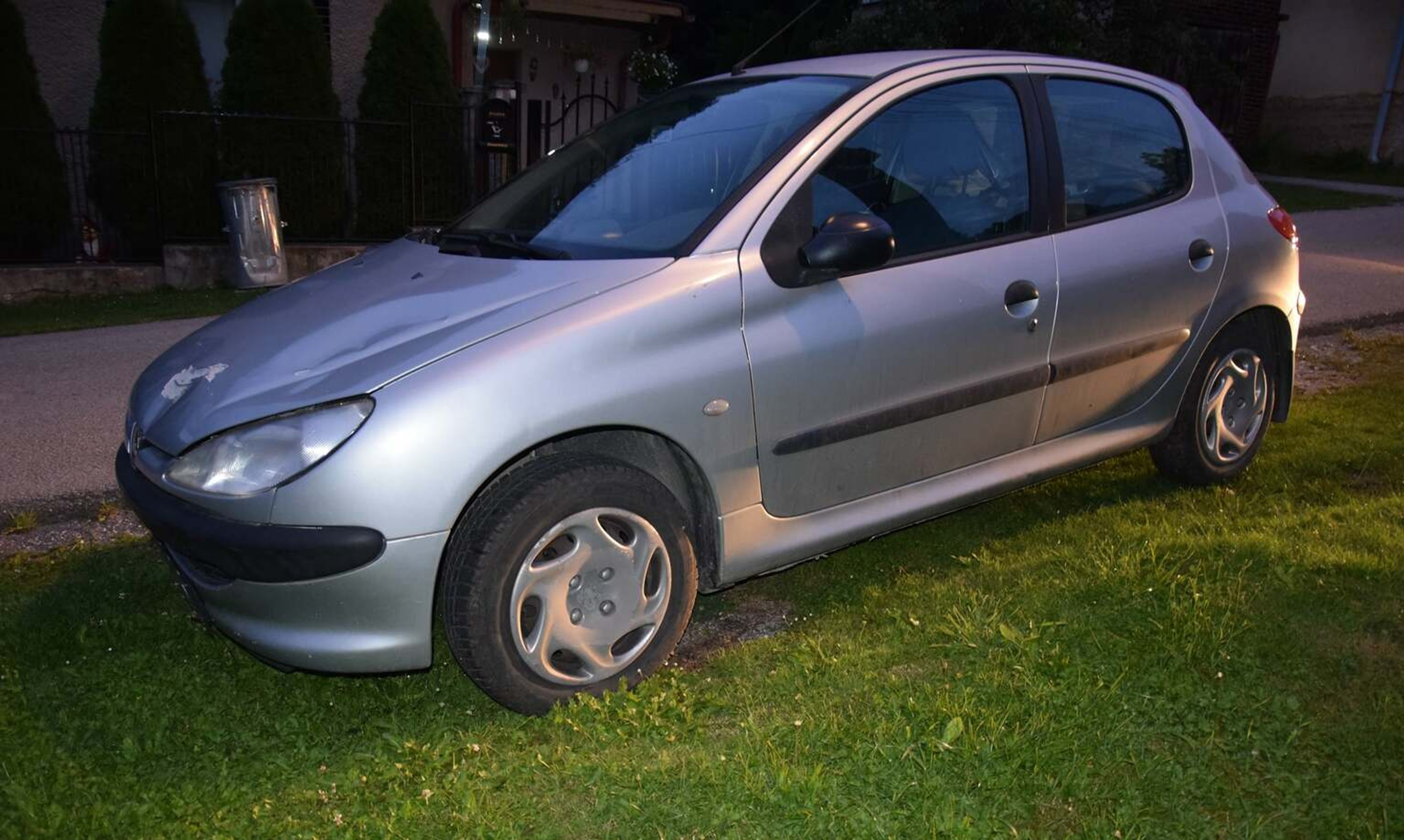 Poškodené auto pri nehode v obci Dolná Poruba.