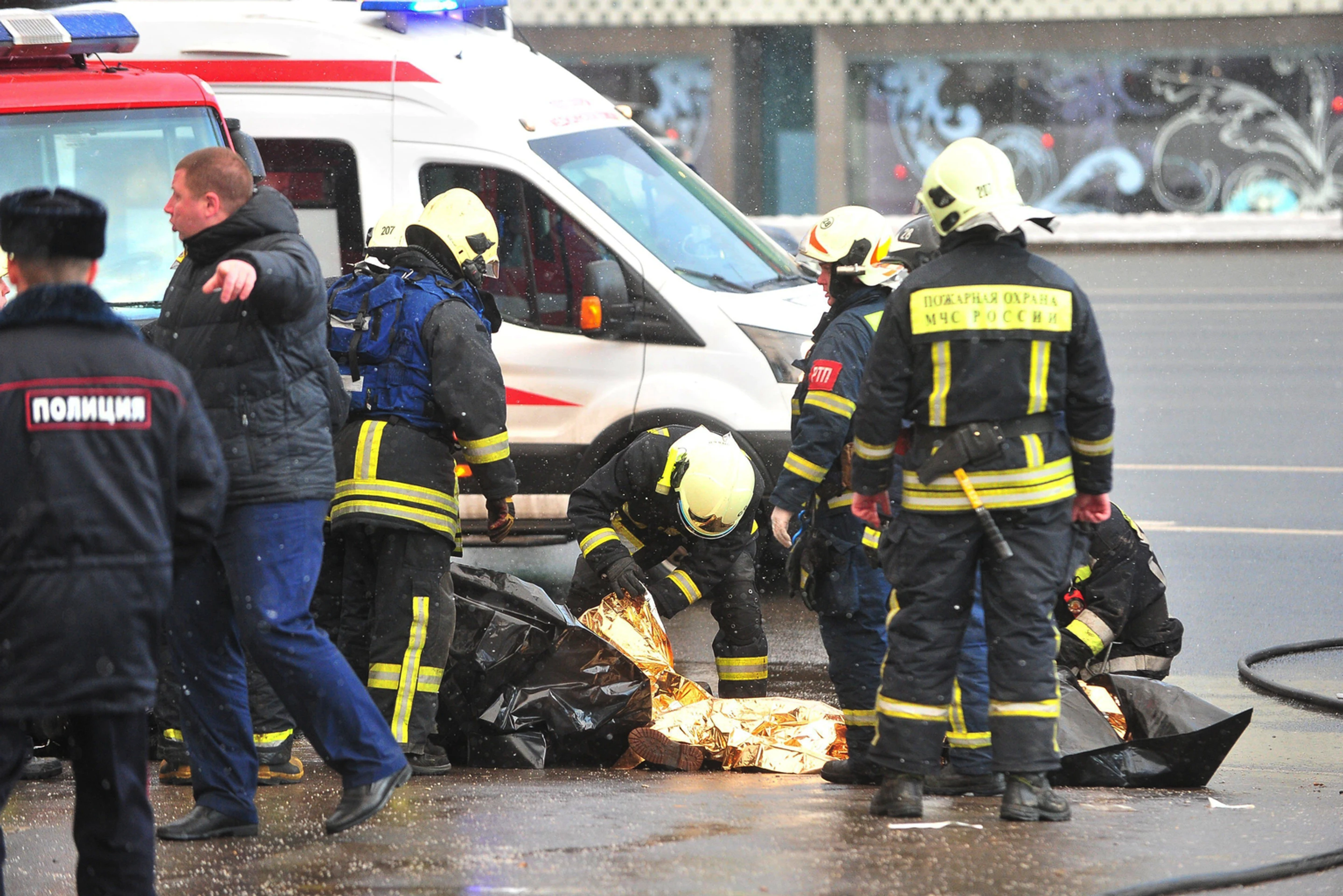 Záchranári pracujú na mieste nehody autobusu v Moskve 25. decembra 2017.