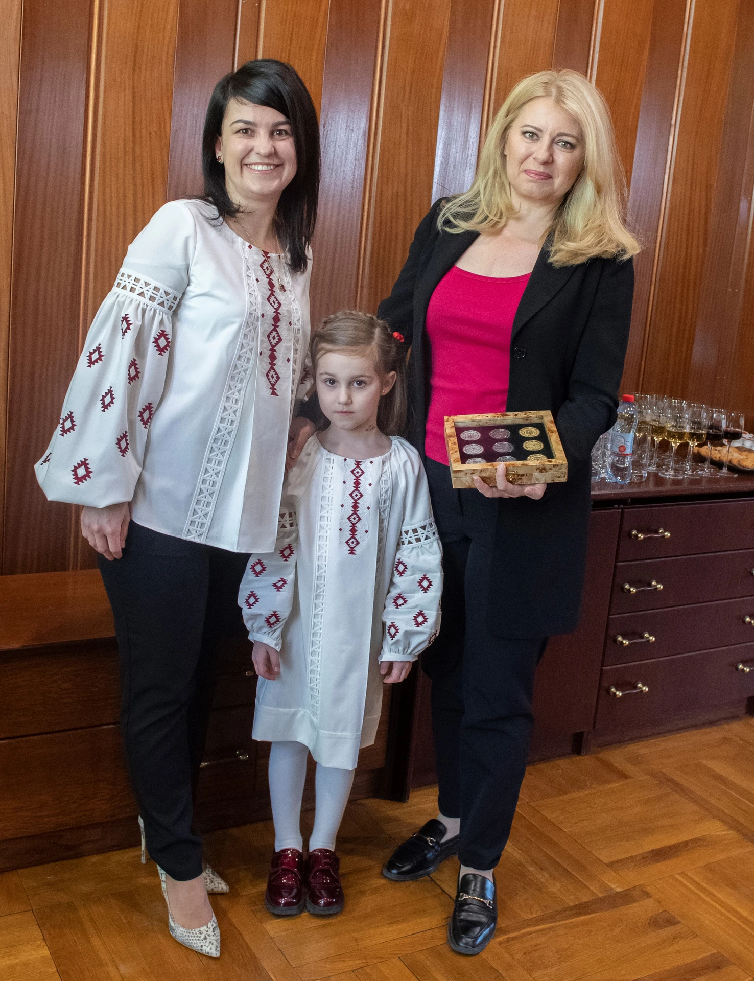 Zuzana Čaputová a ukrajinské dievčatko.