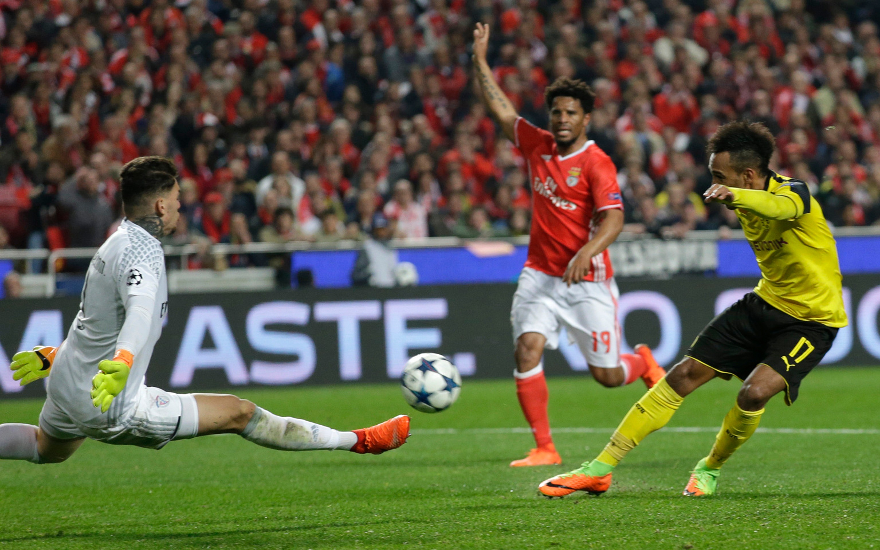 Pierre-Emerick Aubameyang z Dortmundu sa snaží prekonať gólmana Benficy Edersona v osemfinále LM.