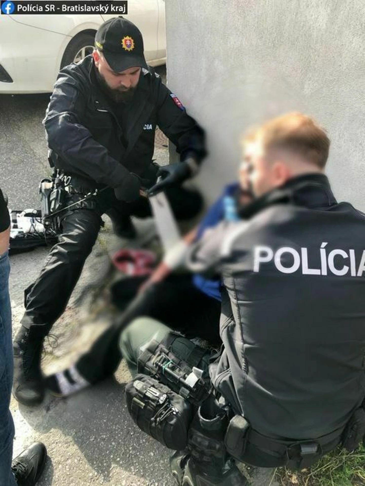 Polícia ošetruje ženu, na ktorú zaútočil mladík.