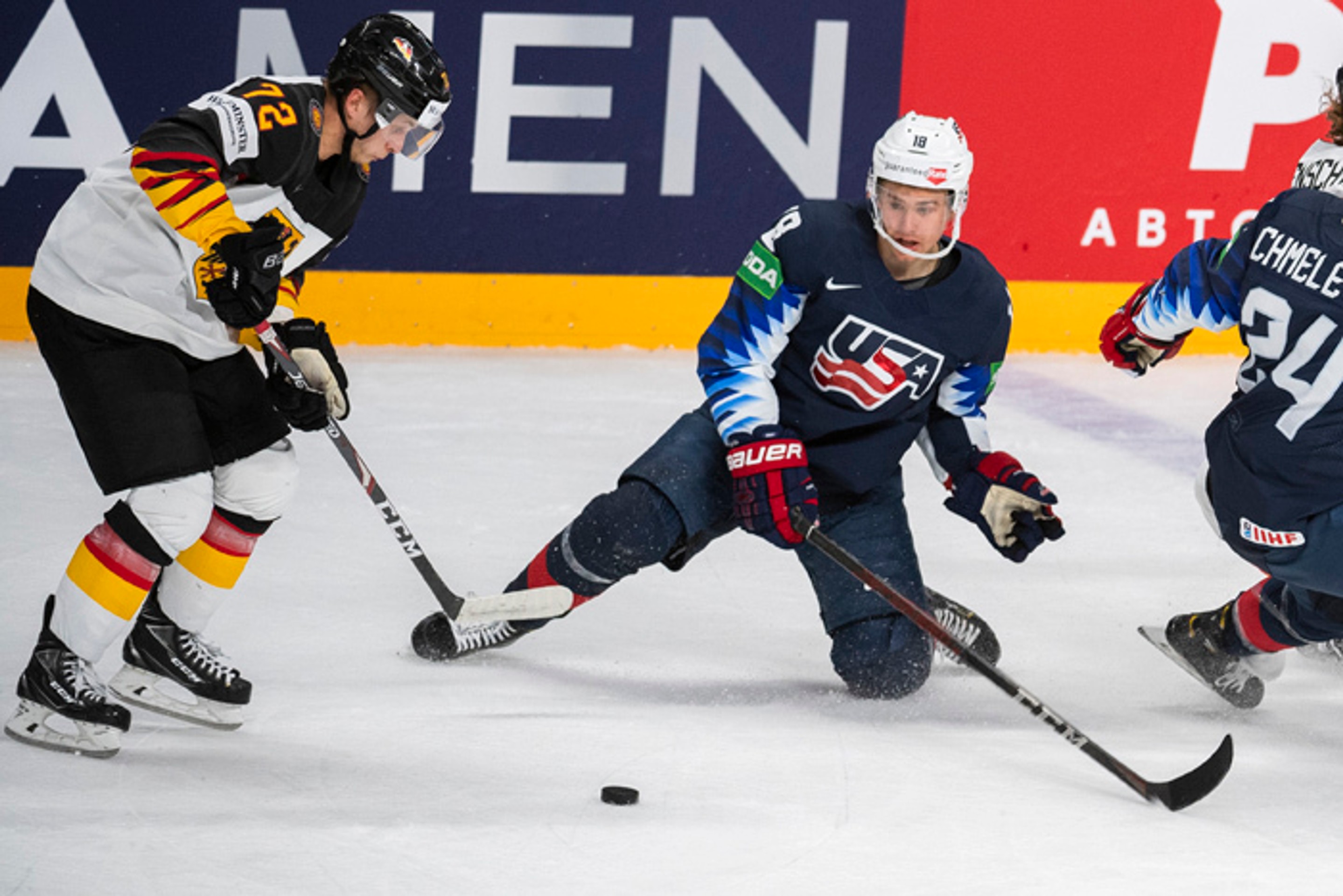 Dominik Kahun (Nemecko) a Jack Drury (USA).