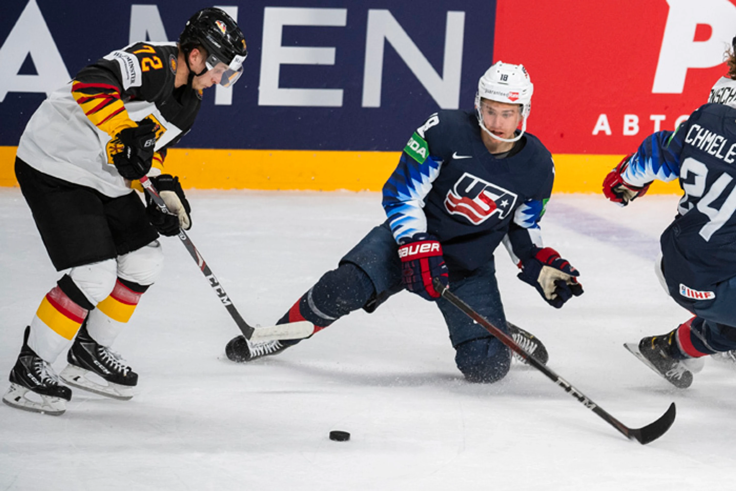 Dominik Kahun (Nemecko) a Jack Drury (USA).