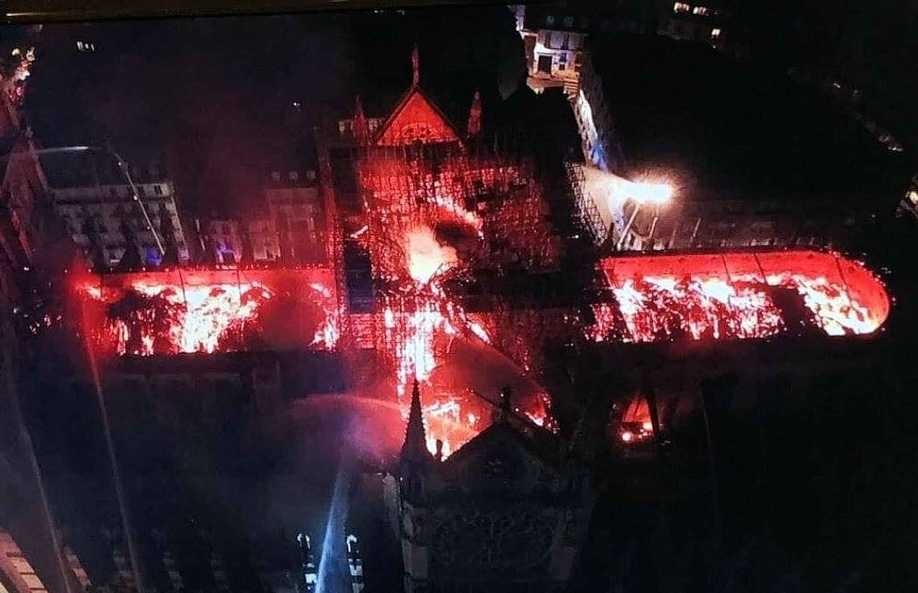 Paríž v smútku pri požiari katedrály Notre-Dame