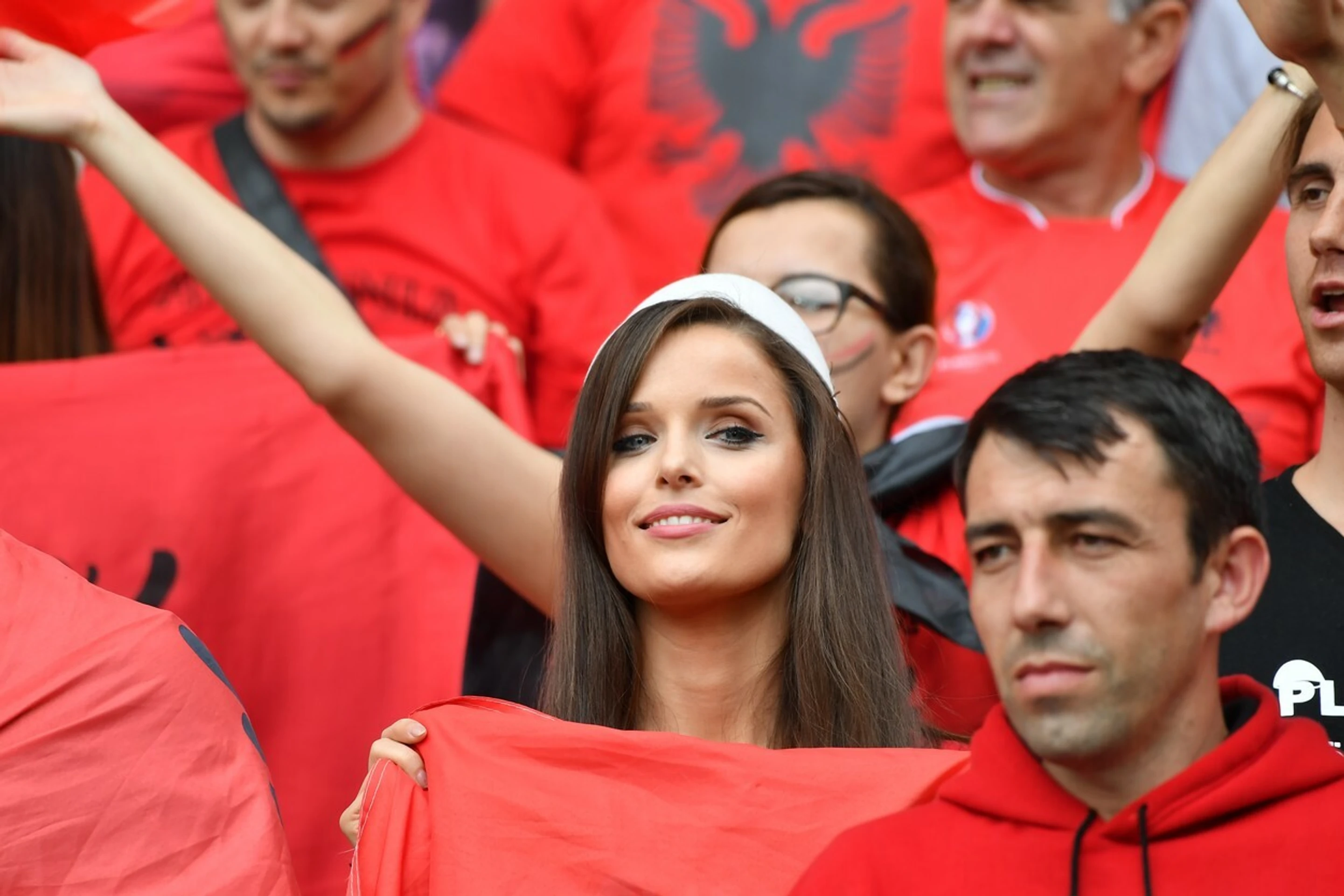 Aj ženy majú rady futbal. Na tieto fanúšičky sa veru dobre pozerá