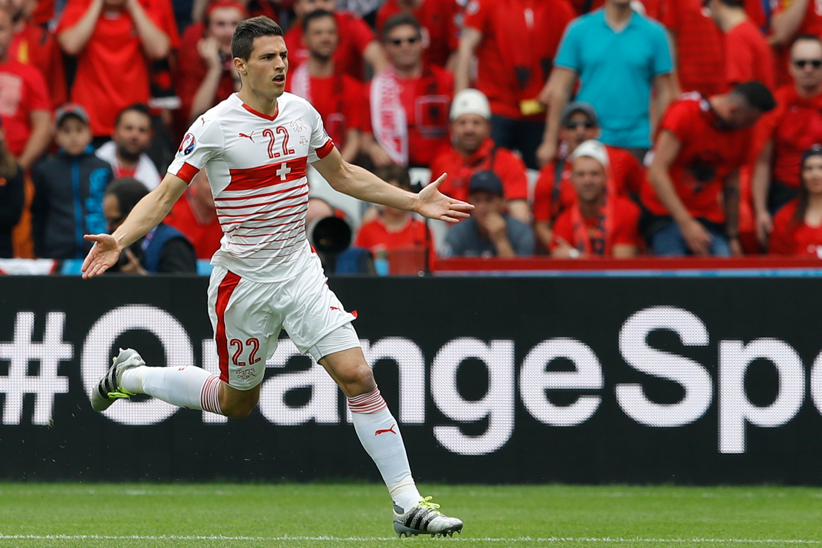 Fabian Schär sa teší z gólu do albánskej siete v zápase Švajčiarsko-Albánsko na ME vo Francúzsku.