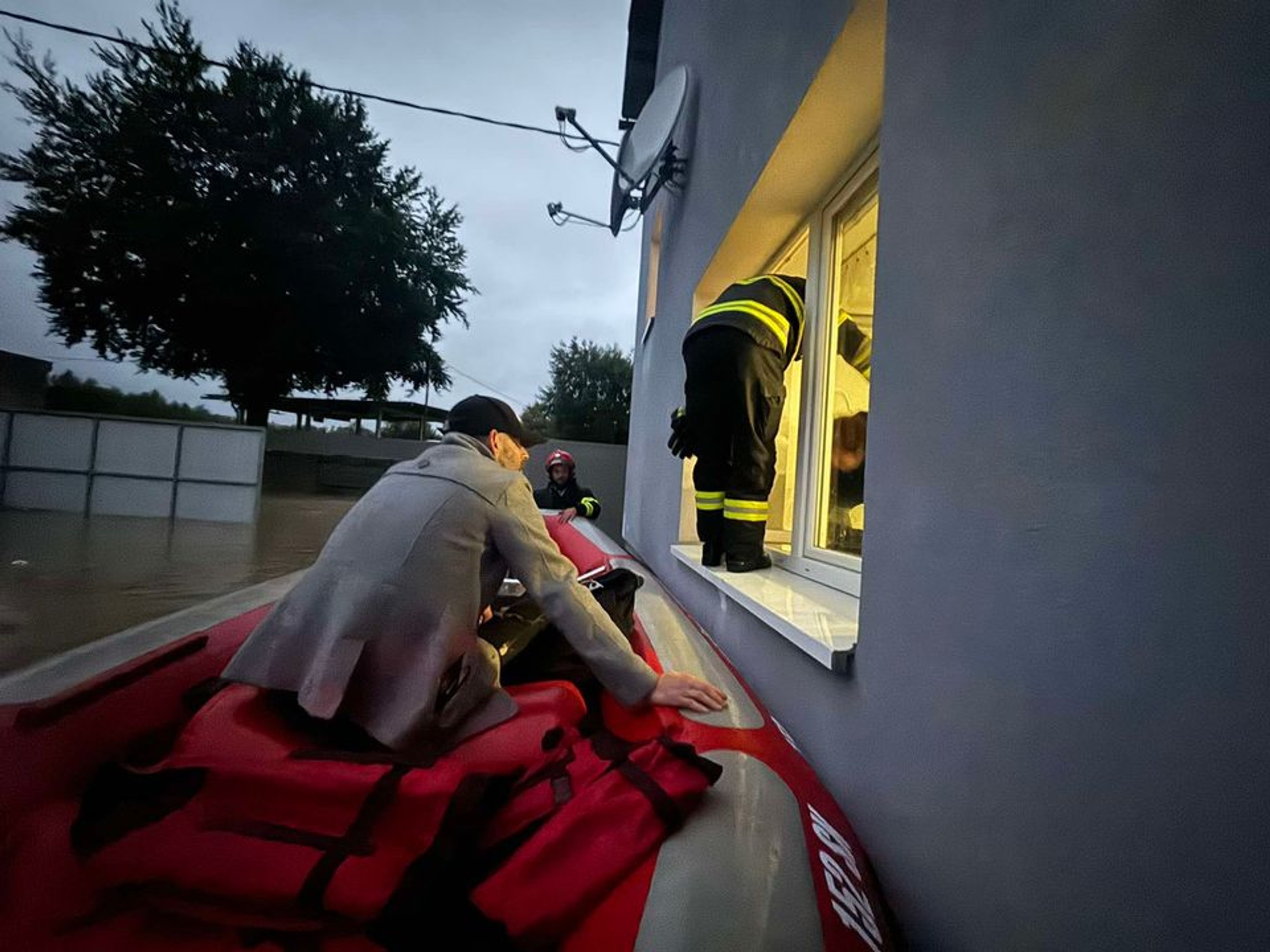 Hasiči pomáhajú s evakuáciou obyvateľov.