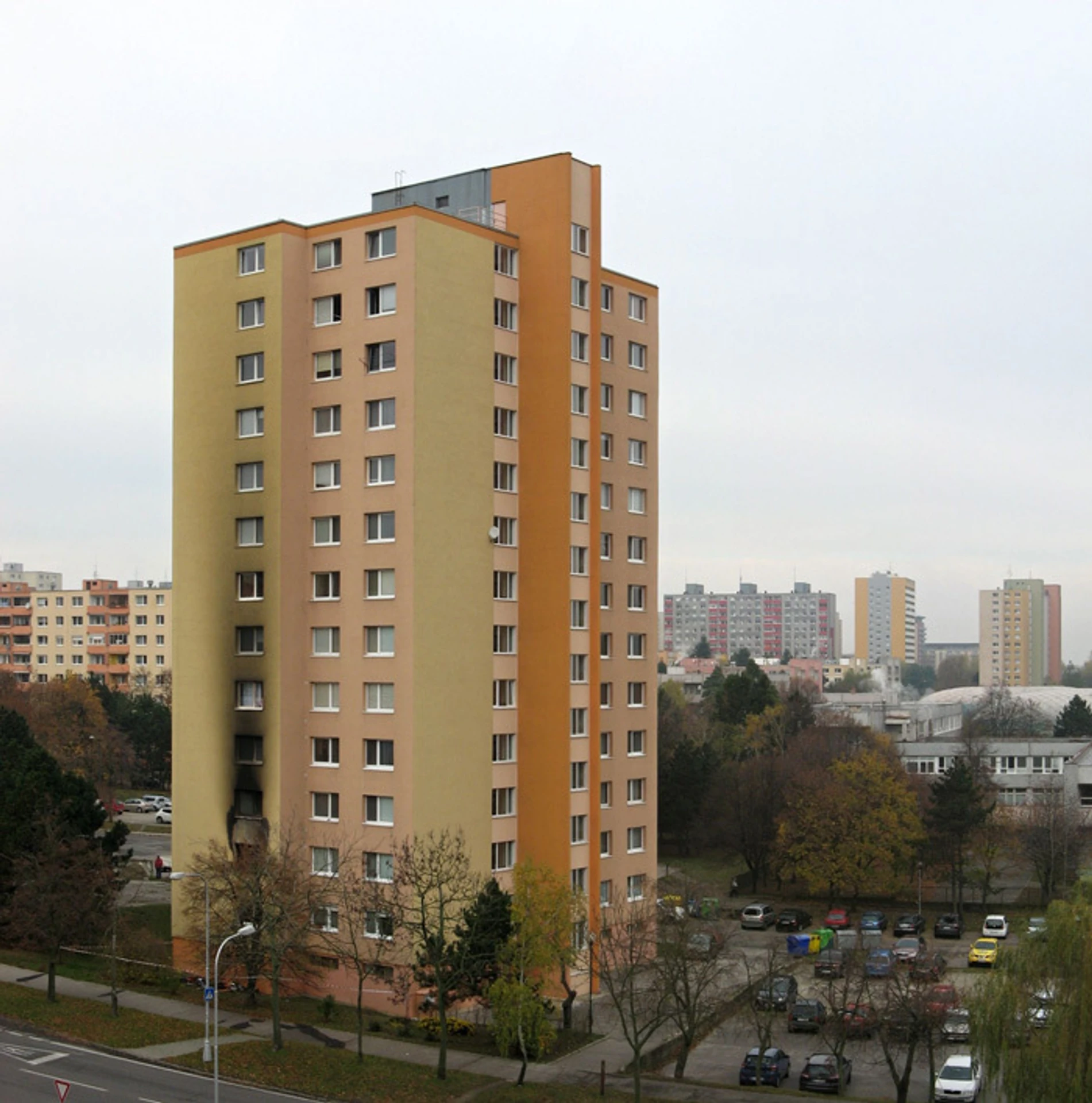 Pohľad na panelák na Bílikovej ulici v Bratislave, ktorý zasiahol v noci požiar.
