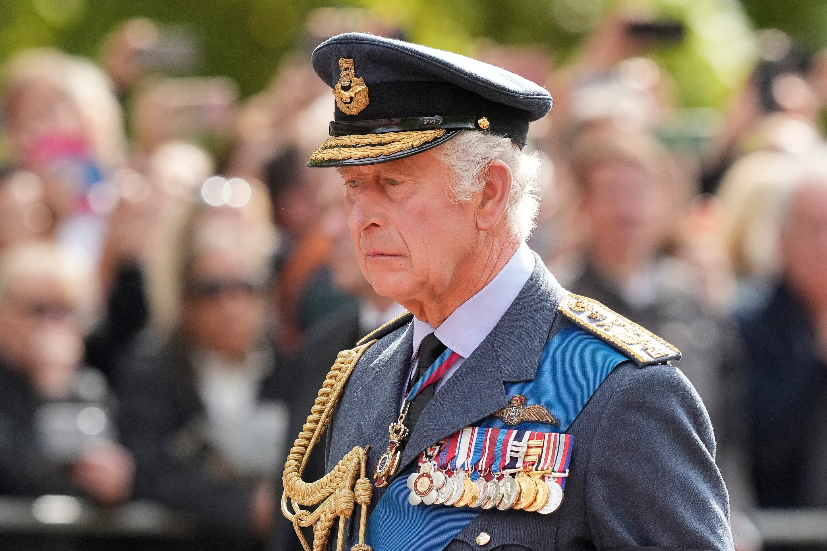 Kráľ Karol lll. kráčajúci v sprievode za rakvou zosnulej britskej kráľovnej Alžbety ll.