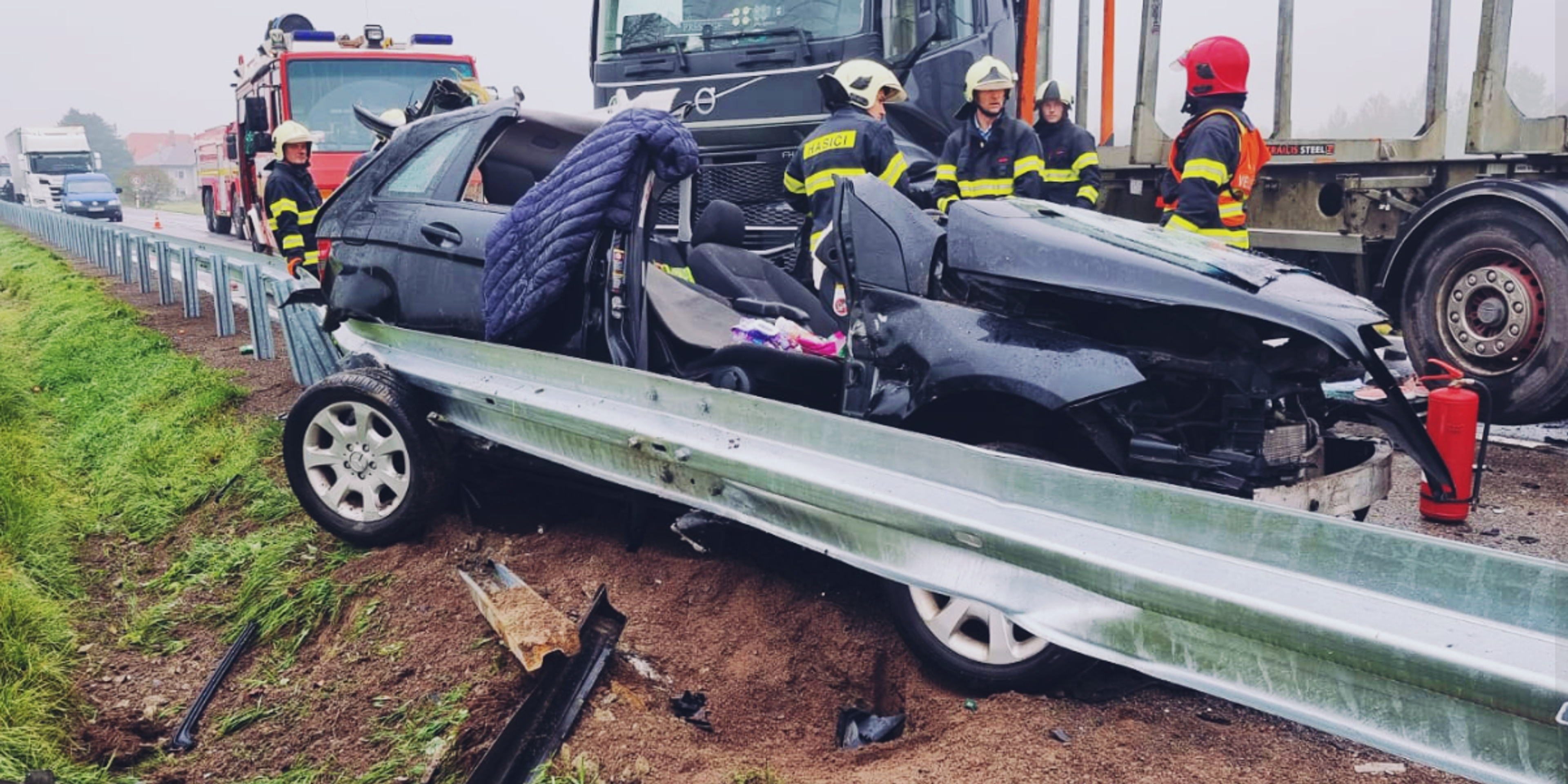 Kamión sa zrazil s osobných autom pri obci Bacúch.