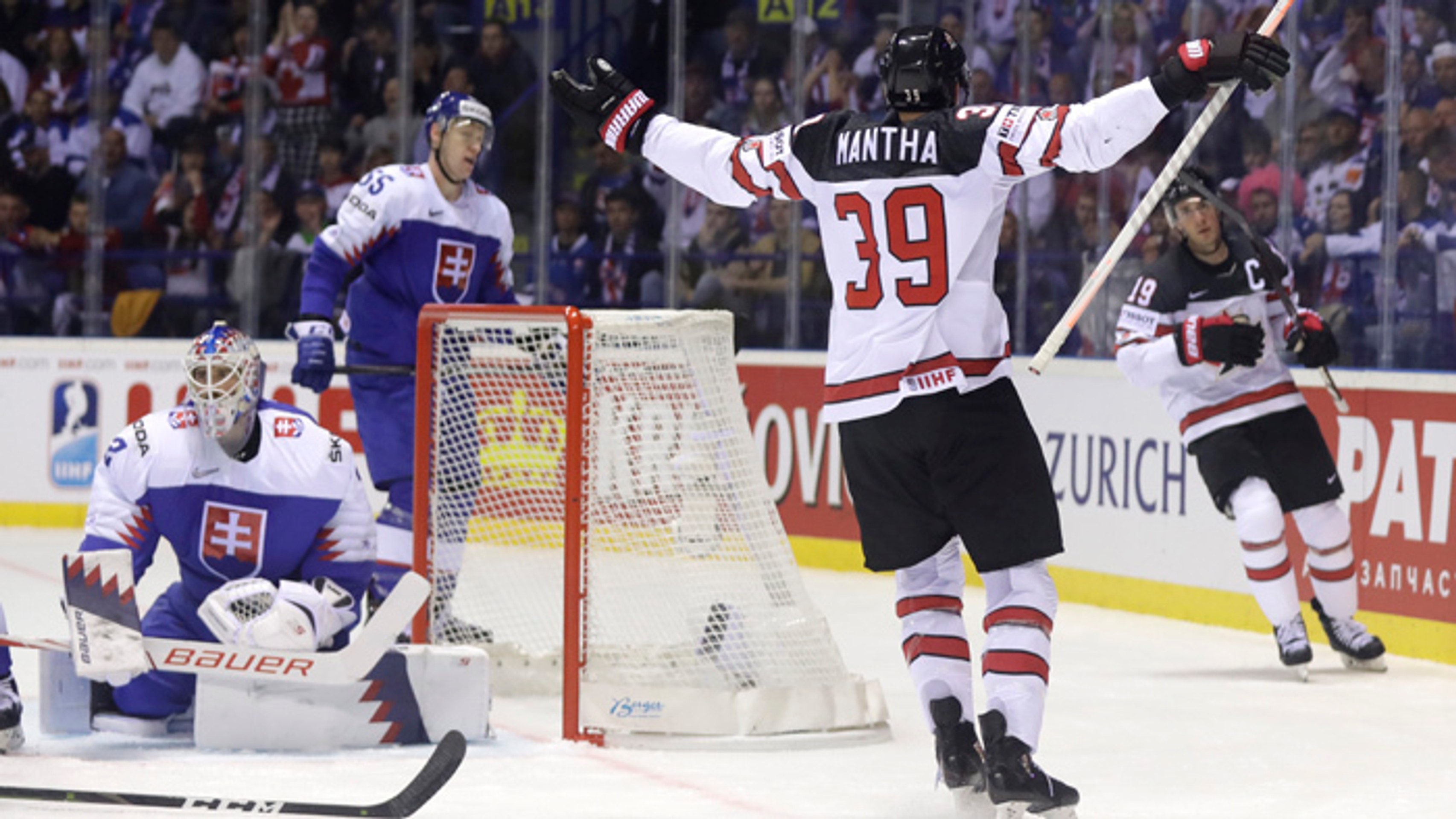 Slovenskí hokejisti sa tešia z gólu, zľava Marko Daňo, Michal Krištof, Ladislav Nagy, Martin Marinčin a Róbert Lantoši proti Kan