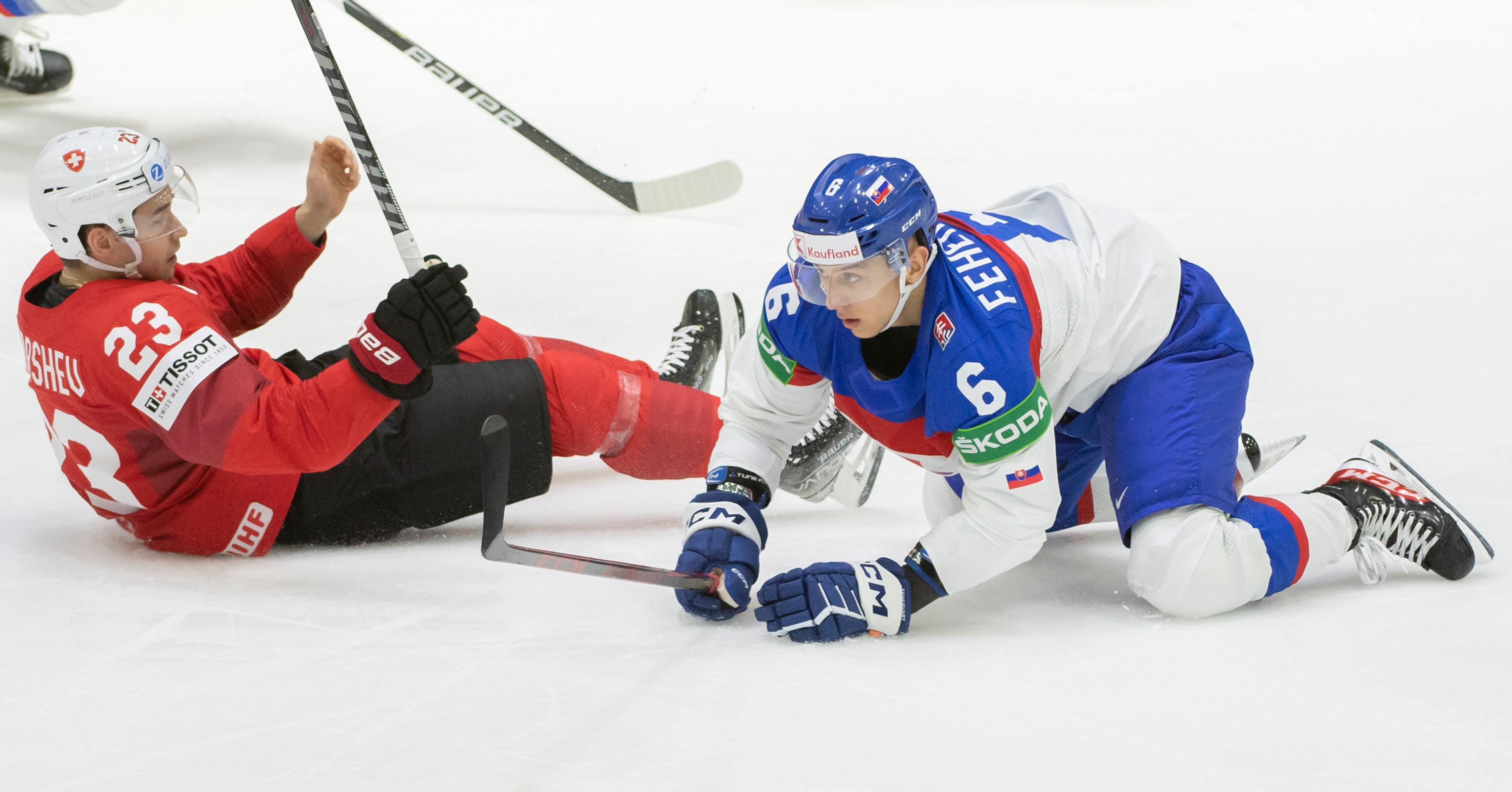 Na snímke vpravo Martin Feherváry (Slovensko) a vľavo Philipp Kurashev (Švajčiarsko).