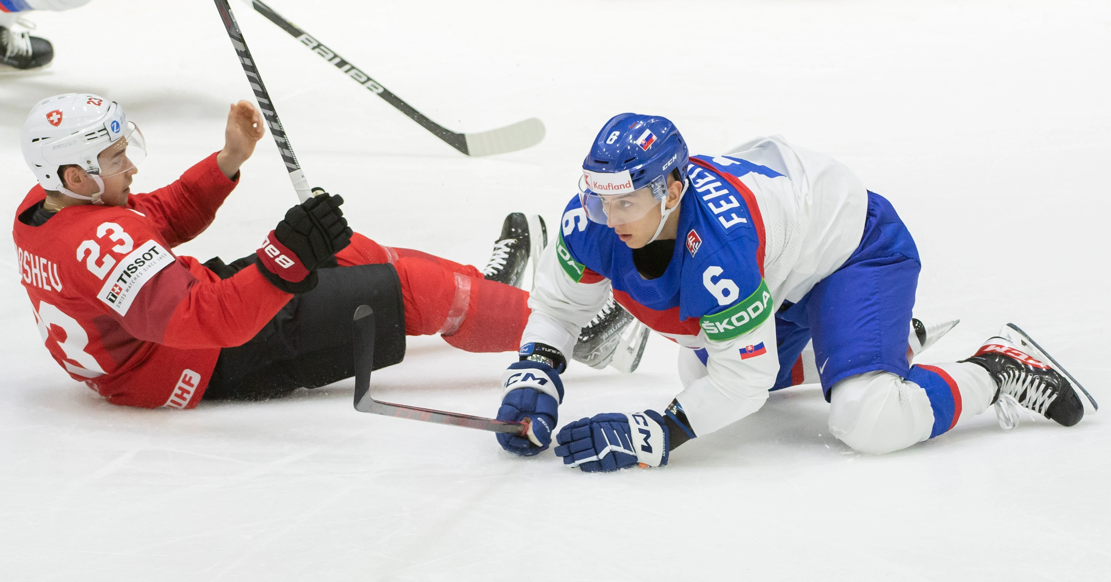 Na snímke vpravo Martin Feherváry (Slovensko) a vľavo Philipp Kurashev (Švajčiarsko).