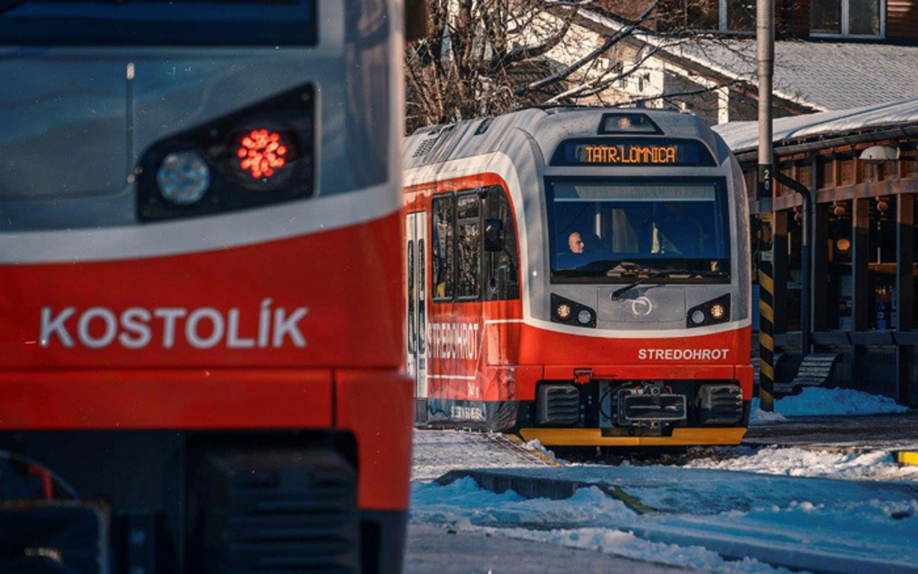 Prvé dve elektrozubačky Stredohrot a Kostolík previezli prvých cestujúcich na tatranskej elektrickej železnici.
