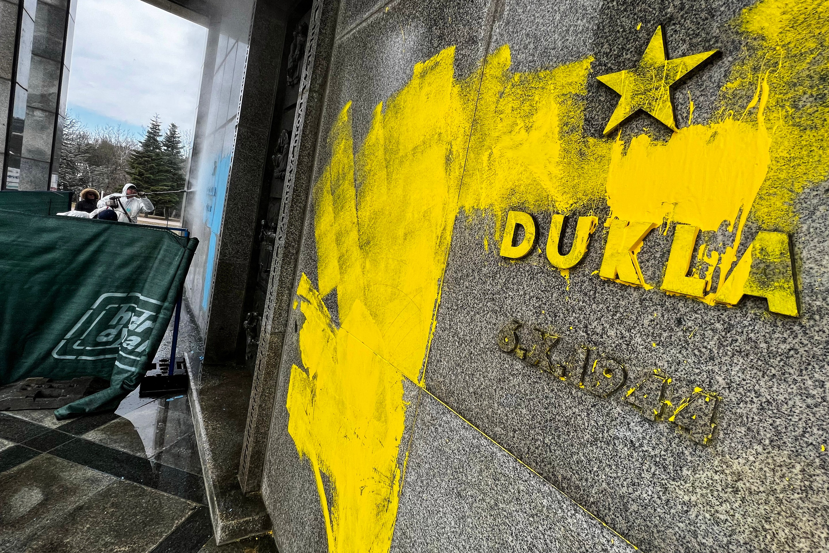 Čistenie pamätníka na Slavíne.