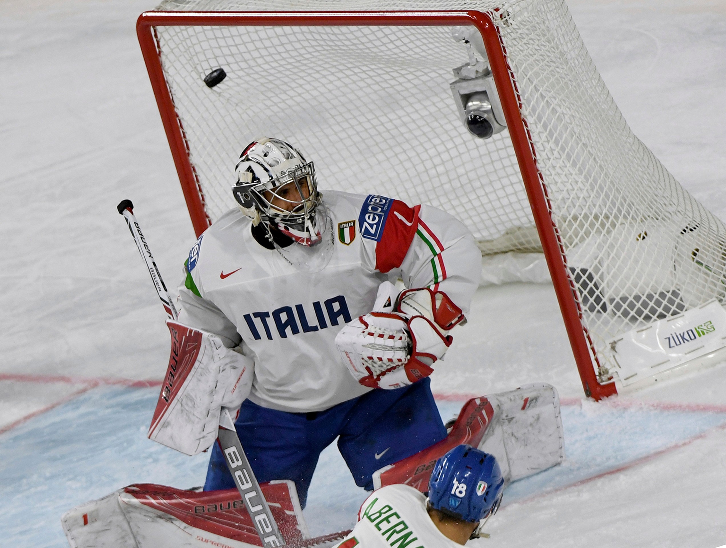 Andreas Bernard z Talianska čelí strele v dueli MS 2017 proti USA.