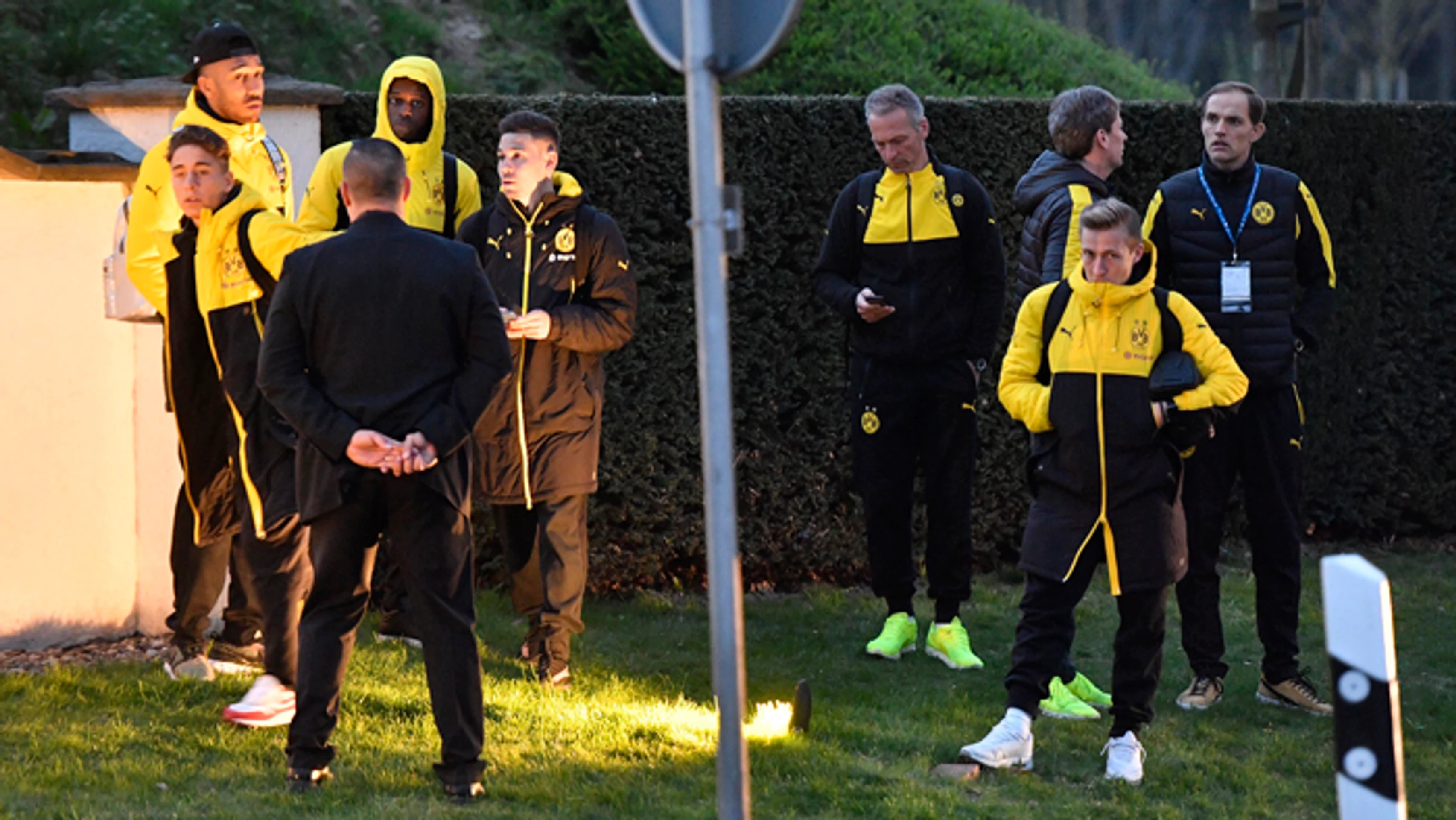 Tréner Borussie Dortmund Thomas Tuchel (vpravo) a hráči  tímu Borussia Dortmund po vystúpení z klubového autobusu po výbuchu bom