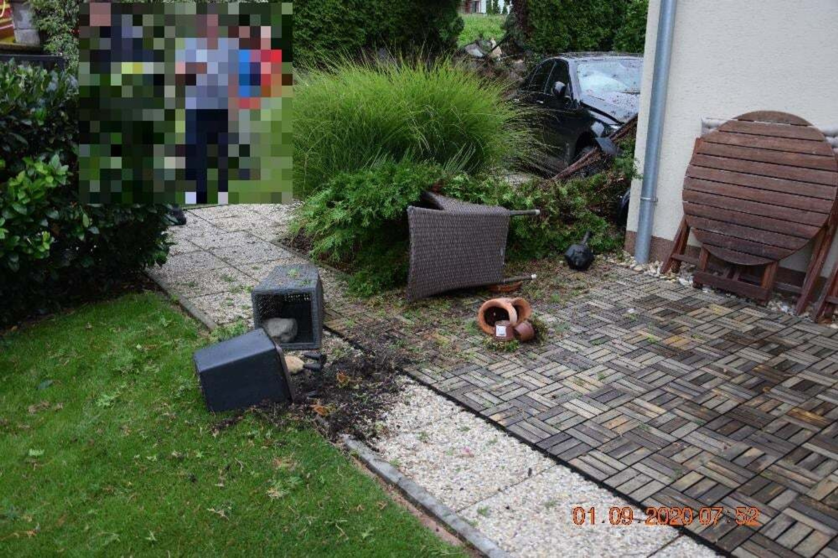 Opitý vodič prerazil múr domu.