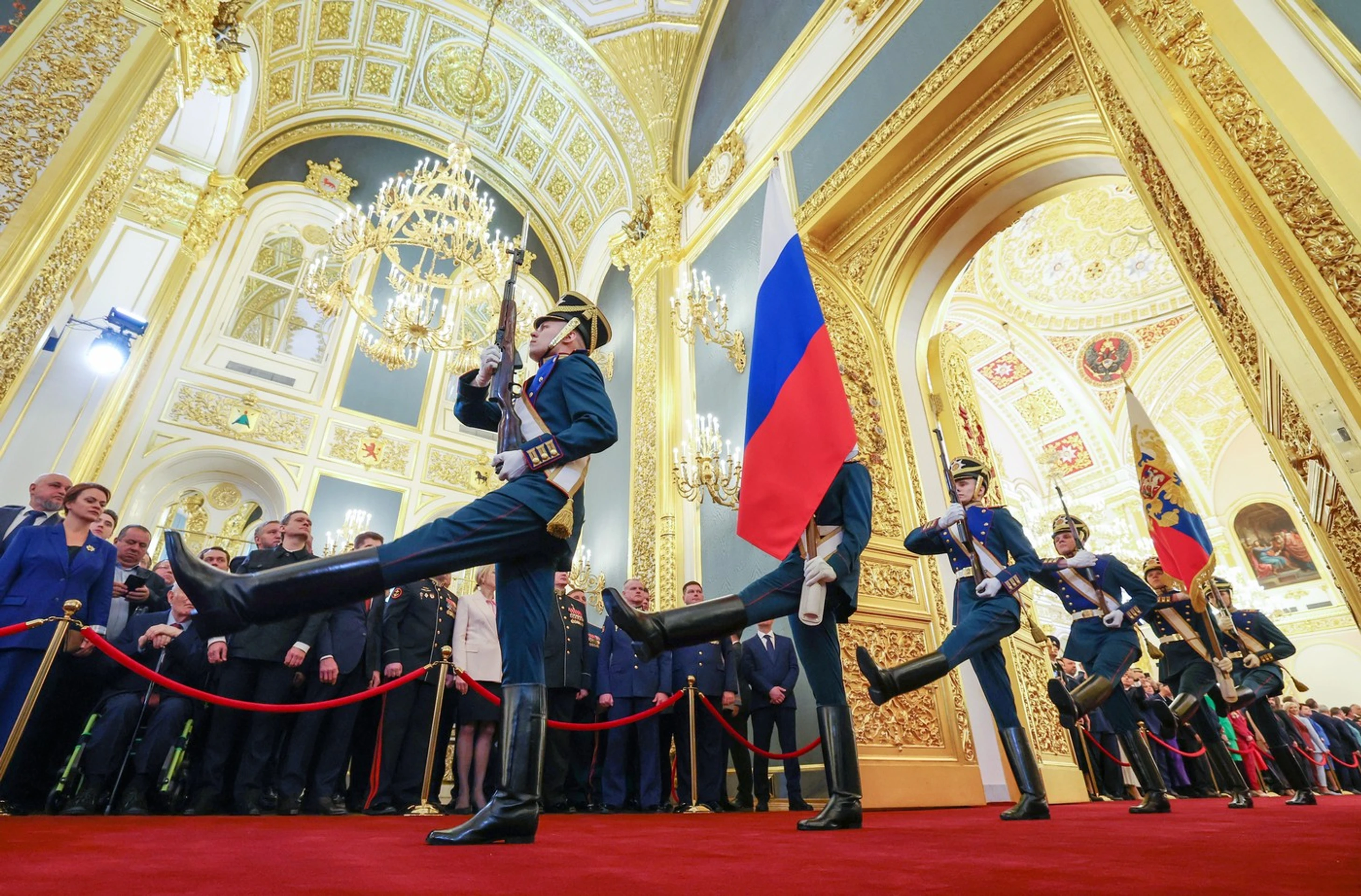 Čestná stráž pochoduje počas inaugurácie ruského prezidenta