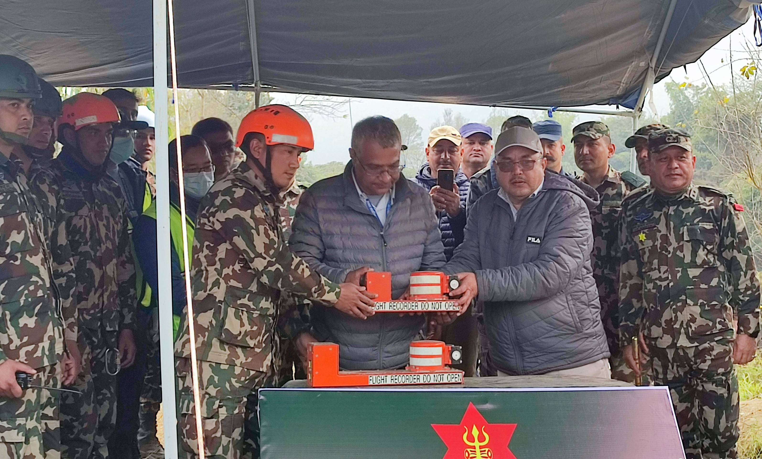 Na mieste nedeľňajšej havárie lietadla v Nepále našli obe čierne skrinky, teda záznamník letových údajov aj zapisovač palubnej komunikácie.