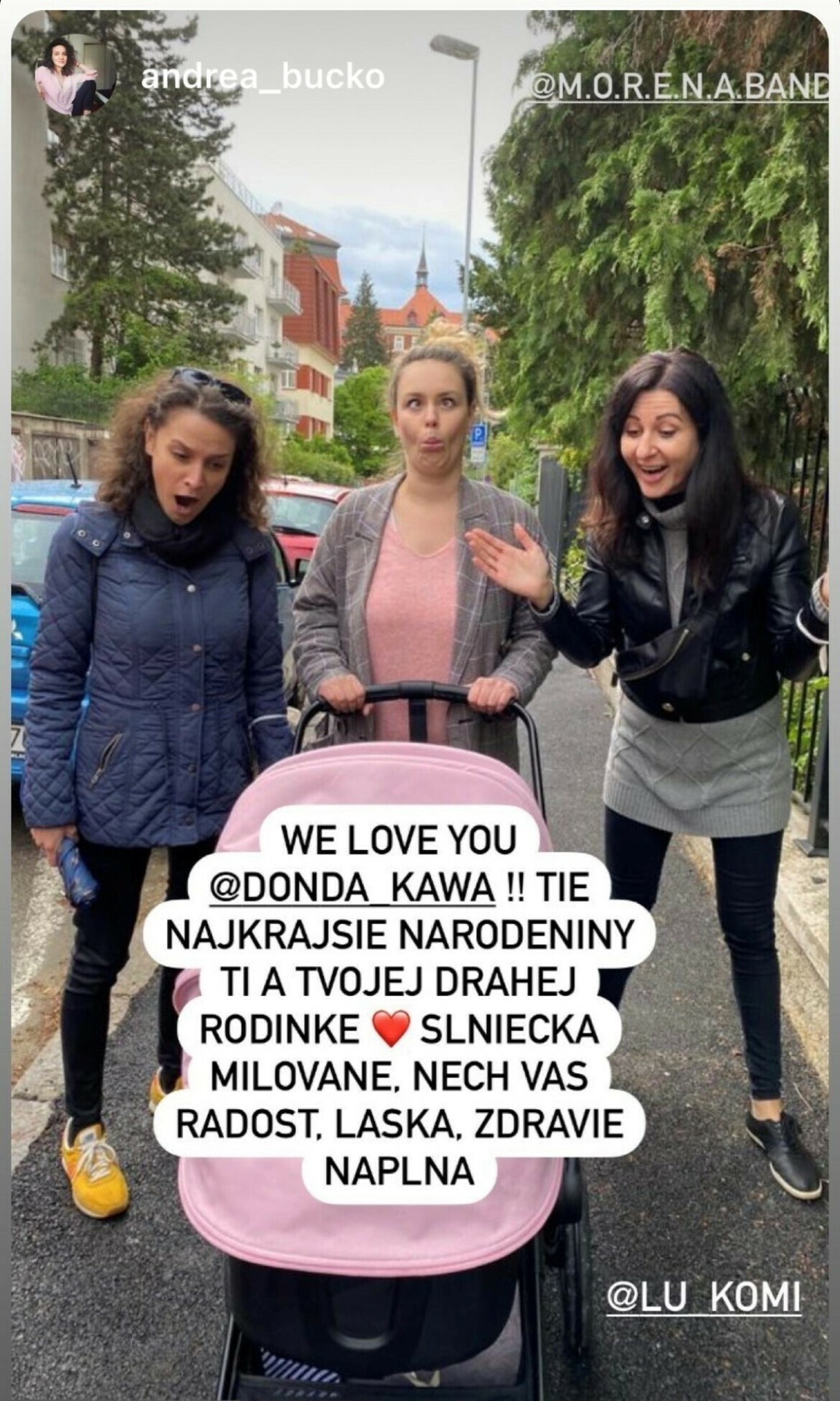 Dominika s kamarátkami a dcérkou.