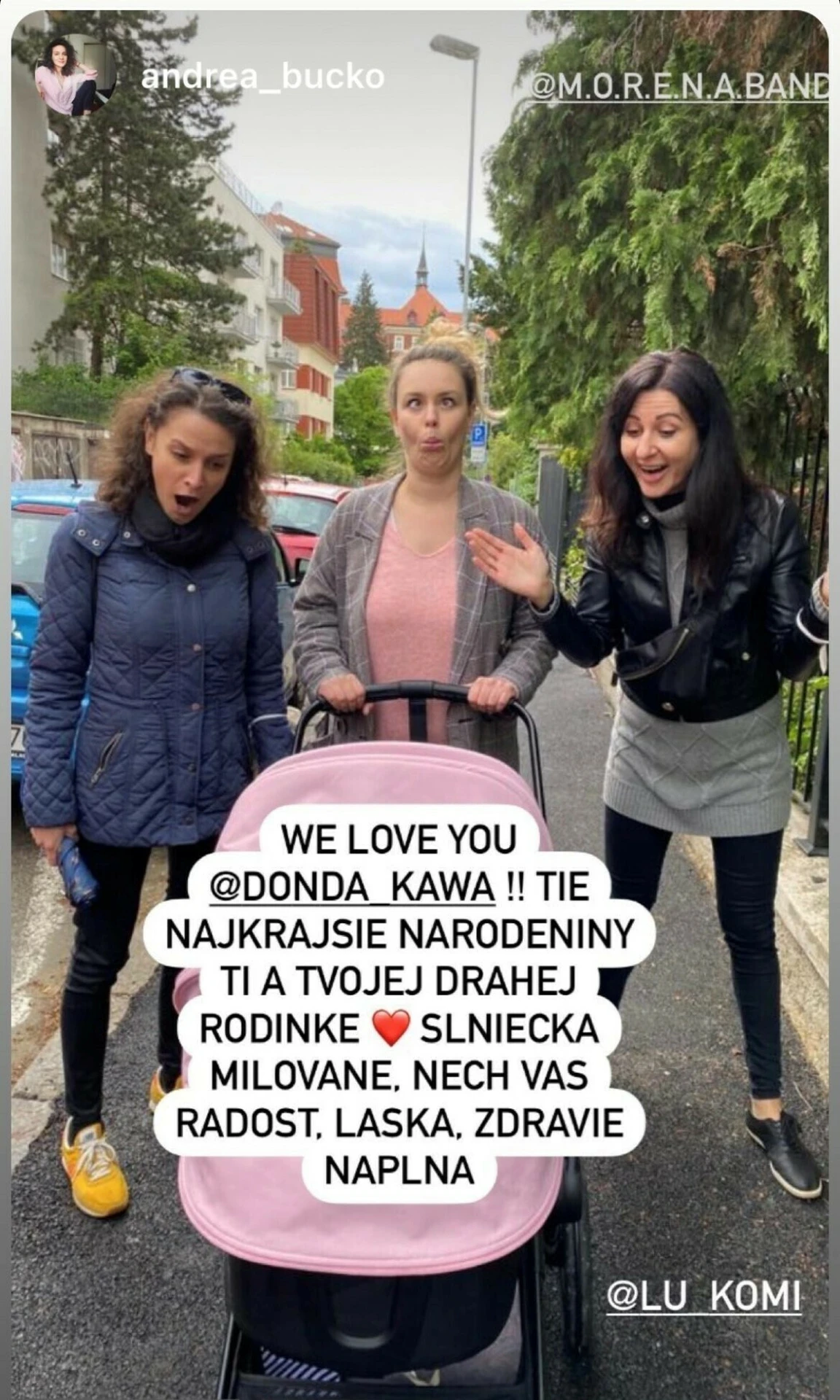 Dominika s kamarátkami a dcérkou.
