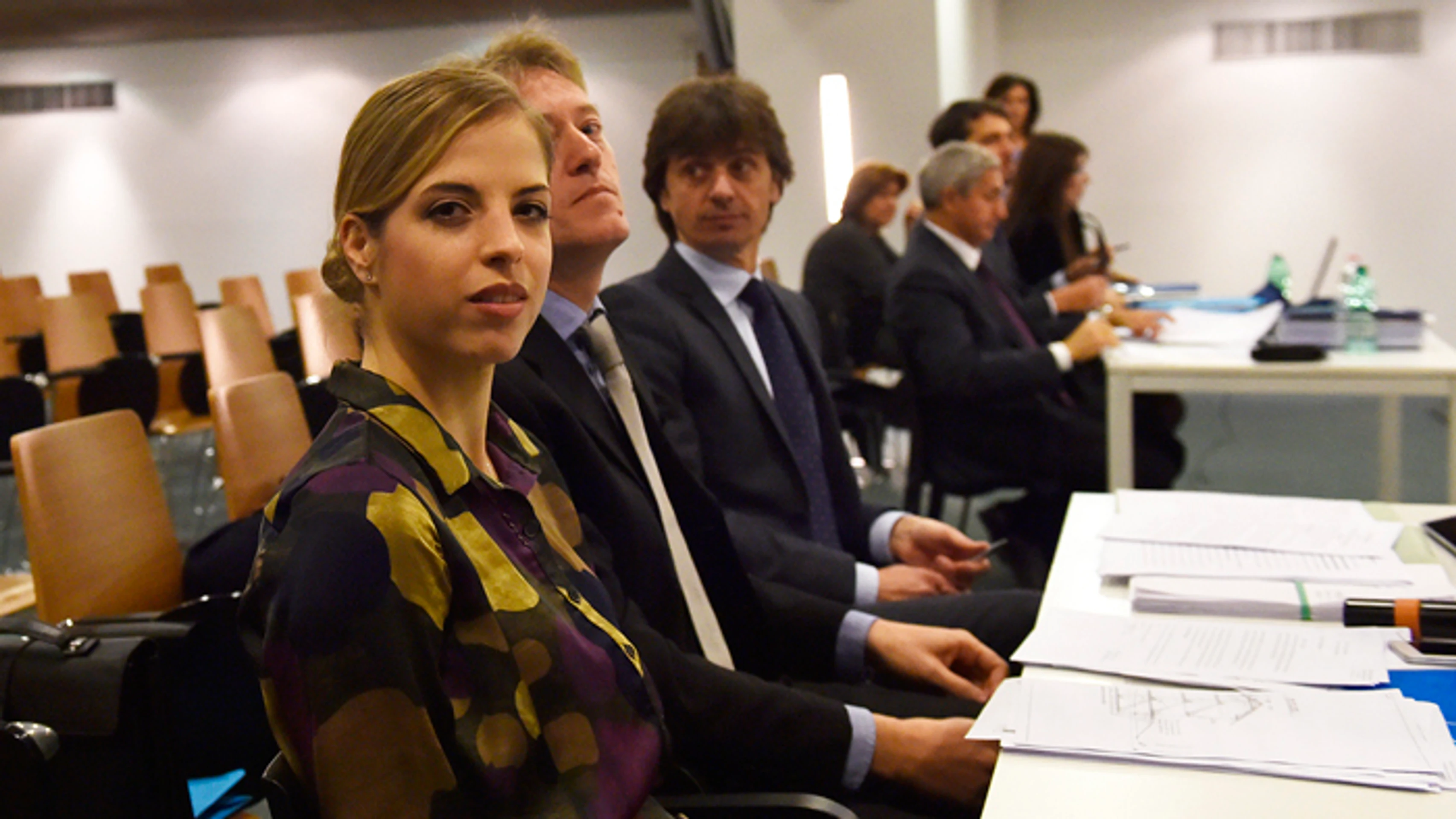 Carolina Kostnerová a jej právnici počas verdiktu Talianskeho olympijského výboru (16. januára 2015).