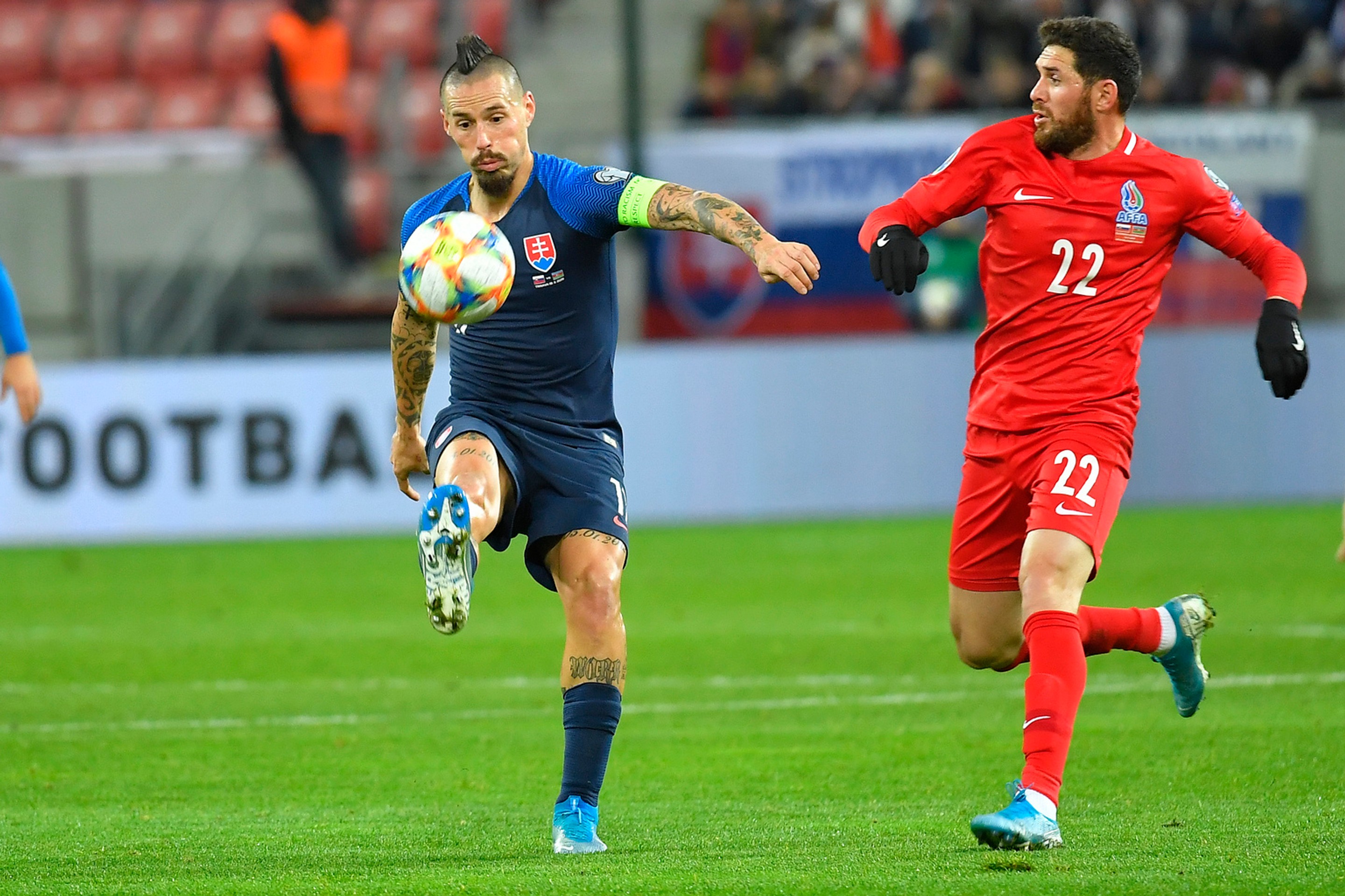 Sprava Marek Hamšík a Dávid Hancko oslavujú gól v kvalifikácii ME 2020 proti Azerbajdžanu.