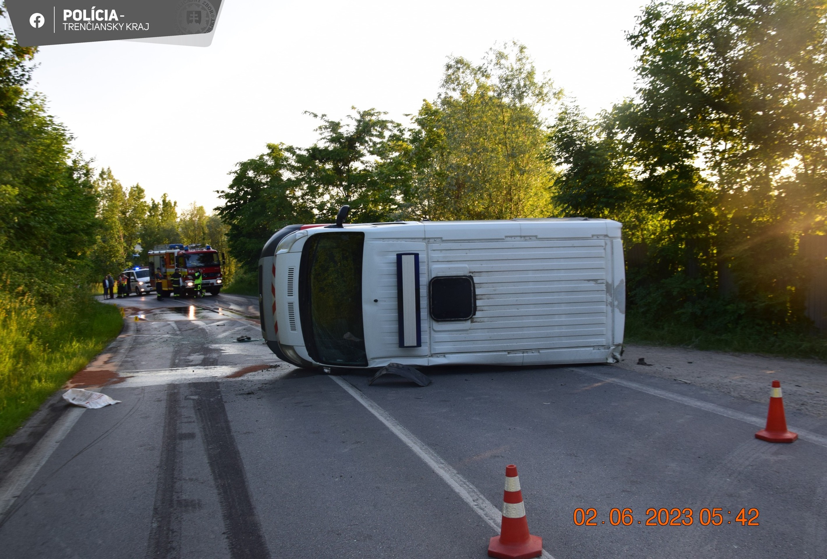 Nehoda sanitky za obcou Streženice.